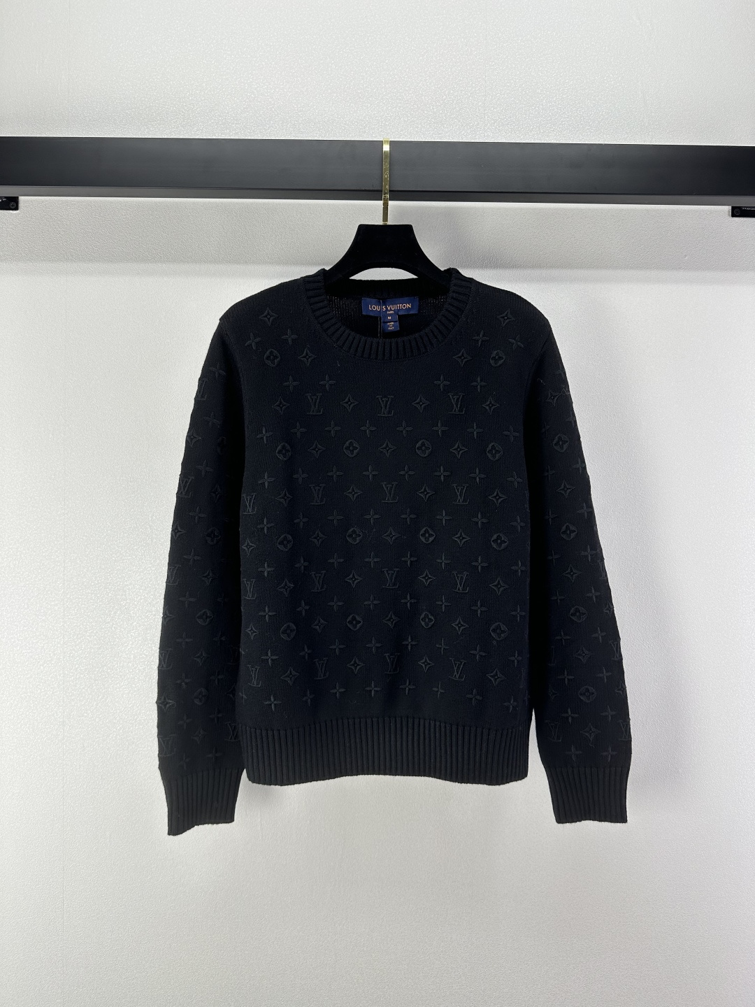 NO:496622,New details on Lv* The latest series of round neck embroidered jacquard pullover sweaters in early autumn!  Official website synchronization LV classic presbyterian three-dimensional embroidery, high-end and warm and style, one-click full, round neck pullover sweater style, collar cuff thread pit strip design, elegant and relaxed, single-side cuff elastic tightening, matched with letter-engraved leather buckle, echoing the whole three-dimensional four-leaf clover letter decoration, overall shape is high-end and fashionable, embroidery creates the brand's exclusive trend style, adding a sense of styling to regular and versatile styles, full of fashionable outfits, 4 colors and 3 codes SML,,louis vuitton, sweaters, alexander wang19860909Lv*上新细节 早秋最新系列圆领刺绣提花套头毛衣！官网同步 LV经典老花立体刺绣 高级又温暖与格调一键拉满 圆领套头毛衣版型 领边袖口螺纹坑条设计优雅松弛 单侧袖口弹力收紧 搭配字母印刻皮扣 呼应通体立体四叶草字母装饰 整体造型高级时髦 刺绣打造品牌专属潮流风格 为常规百搭款式增添造型感 穿搭洋气十足 4色3码SML,,louis vuitton,sweaters,alexander wang,Women's clothing