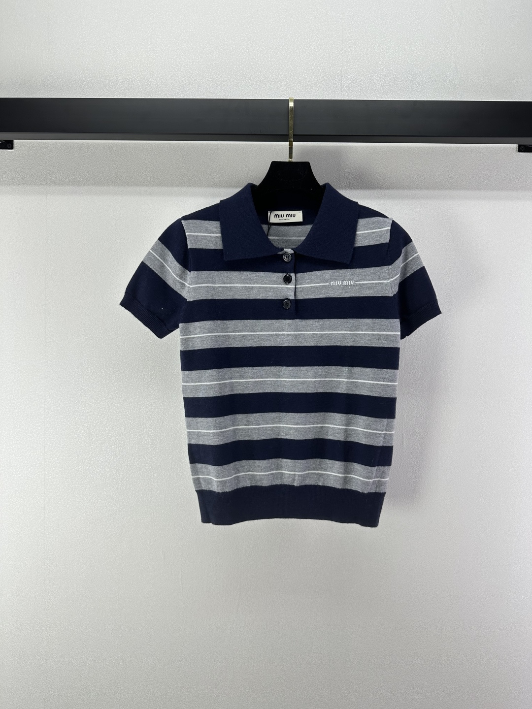 NO:518078,Miumi* new details, new Autumn lapel contrasting short sleeves, slim upper body, super white skin, customized jacquard craftsmanship, low-key and luxurious! A must-have item for fashionable things unlocks all outfits! Classic items are fashionable and high-end, and the classic style is versatile and not picky! 3 color 3 code SML, miumiu, T-shirt, alexander wang19860909Miumi*上新细节 秋季新款翻领撞色短袖 上身显瘦超級显肤白 定制提花工艺 低调奢华！ 时髦精必备单品解锁所有穿搭！经典单品时髦又高级 经典版型百搭不挑人！ 3色3码SML,,miumiu,T-shirt,alexander wang,Women's clothing