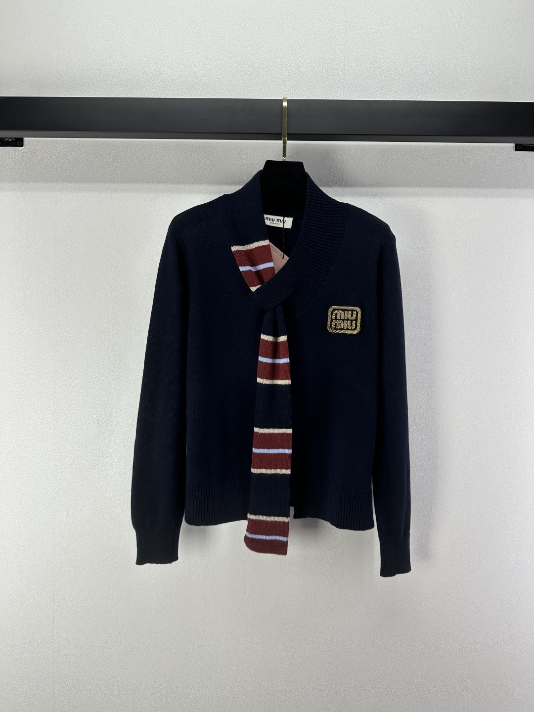 NO:496558,Miumi* new details, new V-neck contrasting color strips long sleeves, scarf lace design full of high-end feeling, soft and glutinous fabric, top body, fashionable and versatile, 3 colors, 3 sizes, SML, miumiu, alexander wang19860909Miumi*上新细节 秋冬新款v领撞色条长袖 围巾系带设计高级感满满 软糯面料上身显瘦时髦又百搭 3色3码SML,,miumiu,alexander wang,Women's clothing