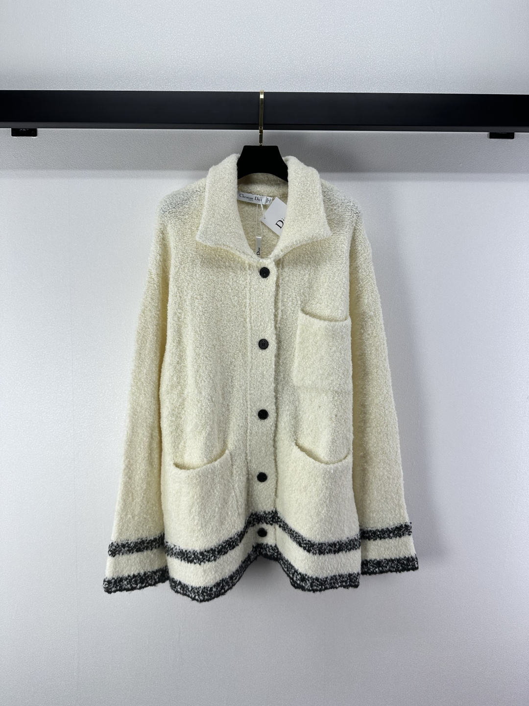 NO:496564,Dio** new details, the new autumn and winter lamb wool polo collar knitted cardigan is furry and super lazy, the double pocket design is fashionable and convenient, and the daily outfits are free to match. It is soft and gentle, and the style is very good. 1 color and 3 size SML, dior, alexander wang19860909Dio**上新细节 秋冬新款羊羔毛polo领针织开衫毛绒绒超突显慵懒感 双口袋设计时髦便捷 日常穿搭随意搭配都有feel 软糯糯的非常温柔 版型非常好 1色3码SML,,dior,alexander wang,Women's clothing