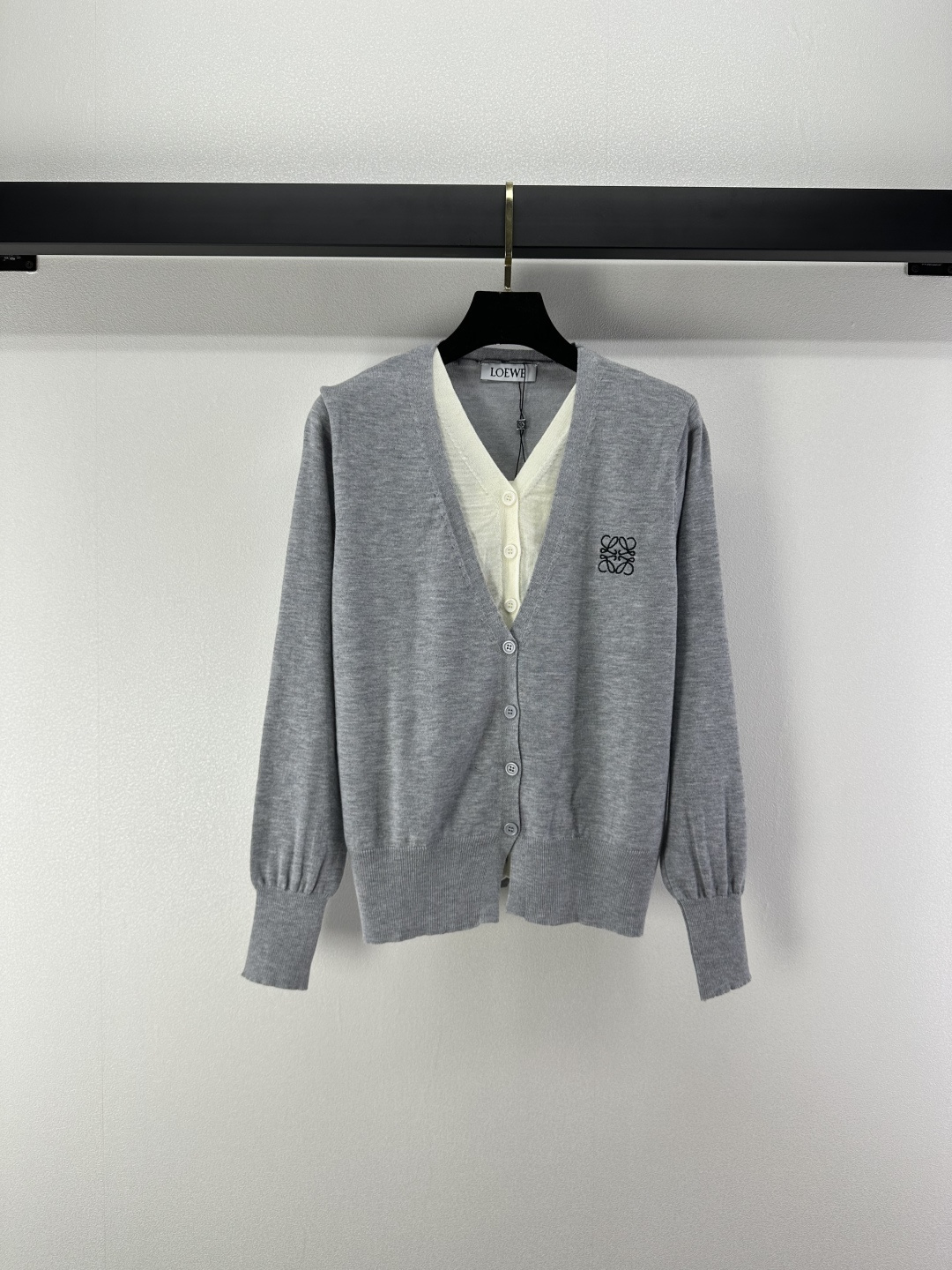 NO:496571,Loew* New details The latest fake two-piece knitted v-neck cardigan in autumn!  Custom blended yarn weaving, delicate and soft, sagging and refreshing, exquisite knitted cardigan style, contrasting colors inside and outside to form a fake two-piece layering effect, threaded edge-cover details, chest embroidery embellishment letter logo pattern, strong retro college style, playful and age-reducing, easy to control when traveling or relaxing parties!  2 color 3 code SML, loewe, alexander wang19860909loew*上新细节 秋季最新假两件针织v领开衫！定制混纺纱线织造 细腻柔软 垂顺冰爽 精致针织开衫版型 内外撞色形成假两件叠穿效果 螺纹包边细节满分 胸前刺绣点缀字母徽标图案 复古学院风格强烈 俏皮减龄显白 日常出行或轻松聚会轻松驾驭！ 2色3码SML,,loewe,alexander wang,Women's clothing