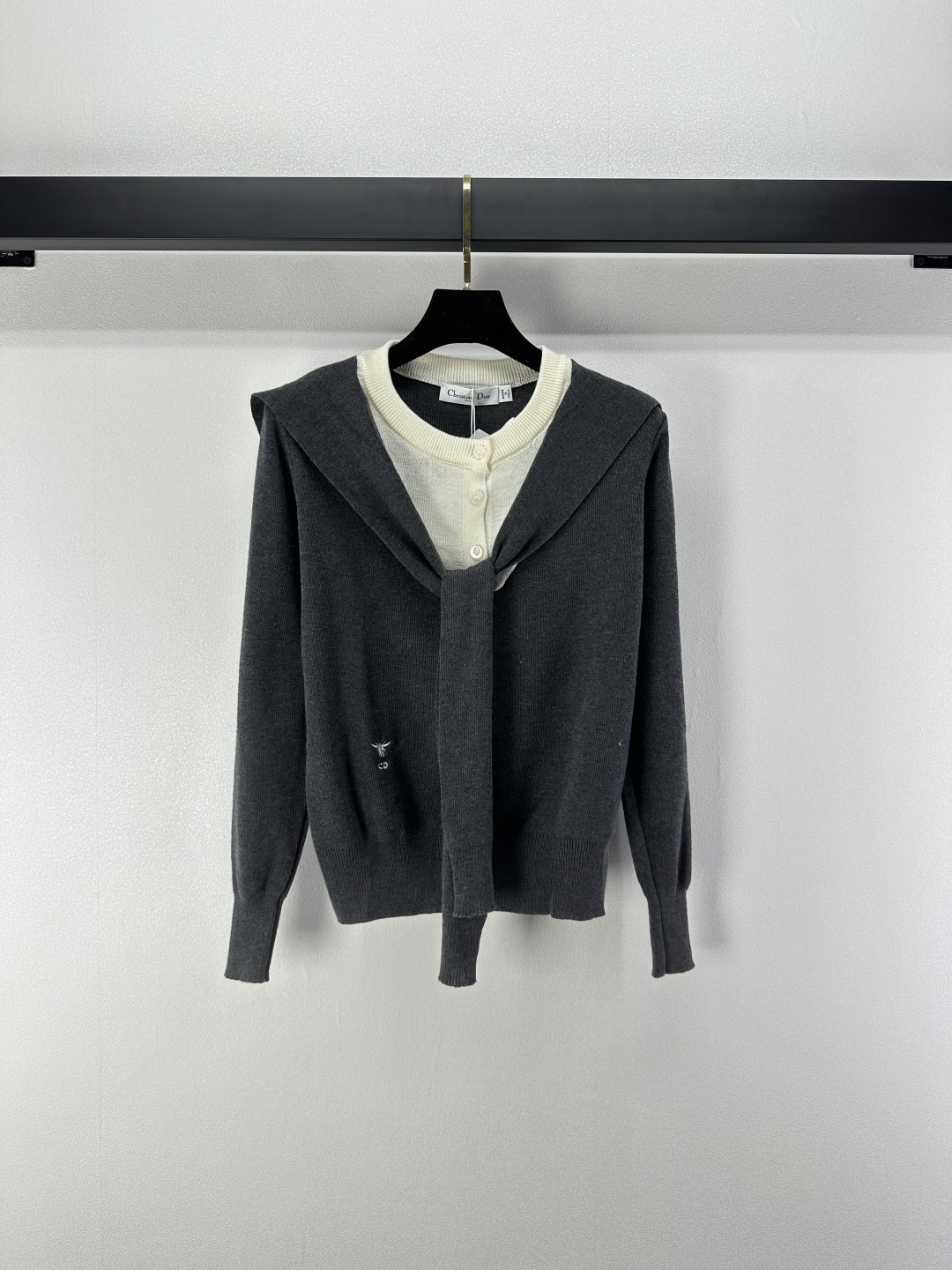 NO:496575,Dio* new details, new Autumn spliced ​​lace-up cardigan long sleeves, lace-up bow full of high-end feeling, small bee embroidery on the hem, thin fabric top body looks slim and fashionable and versatile 2 colors 3 size SML, dior, alexander wang19860909Dio*上新细节 秋季新款拼接系带开衫长袖 系带条蝴蝶结高级感满满 下摆小蜜蜂刺绣 轻薄面料上身显瘦时髦又百搭 2色3码SML,,dior,alexander wang,Women's clothing