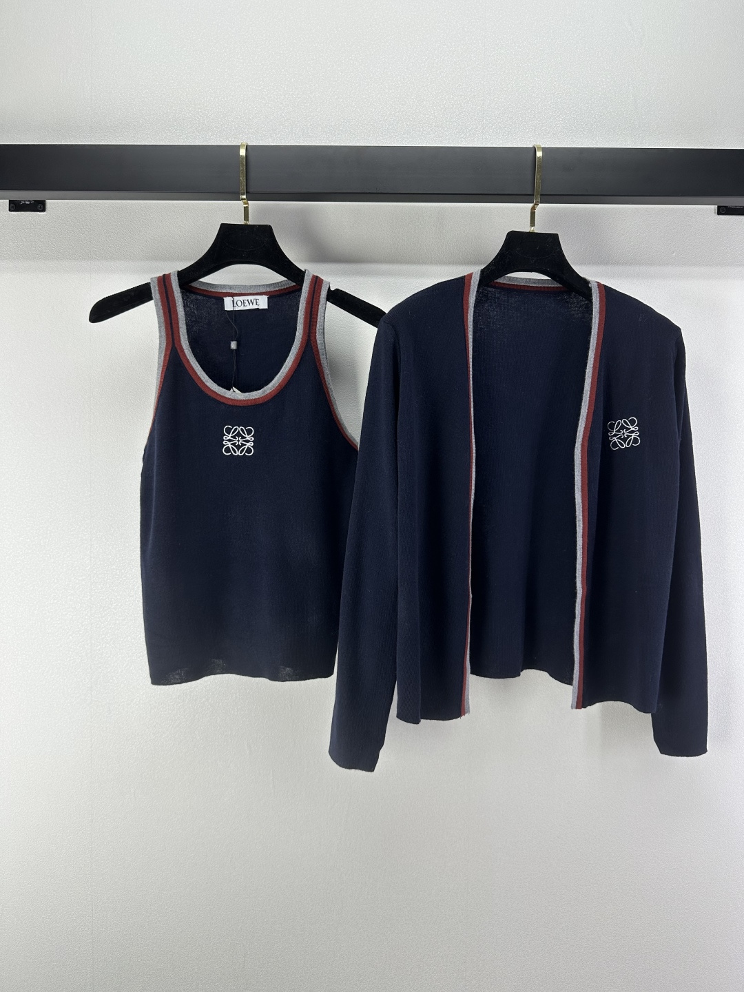 NO:496595,Loew* New details The latest two-piece set for autumn, contrasting suspender striped vest + cardigan!  The color contrasting logo on the chest is sexy and sweet. The autumn is refreshing and not stuffy. It is simple and energetic when going out on the street every day. 1 color and 3 codes SML, loewe, alexander wang19860909loew*上新细节 秋季最新两件套套装 撞色吊带条纹背心+开衫！胸口撞色logo 性感不失甜美 秋日清爽不闷热,日常出街简单又具有活力 1色3码SML,,loewe,alexander wang,Women's clothing