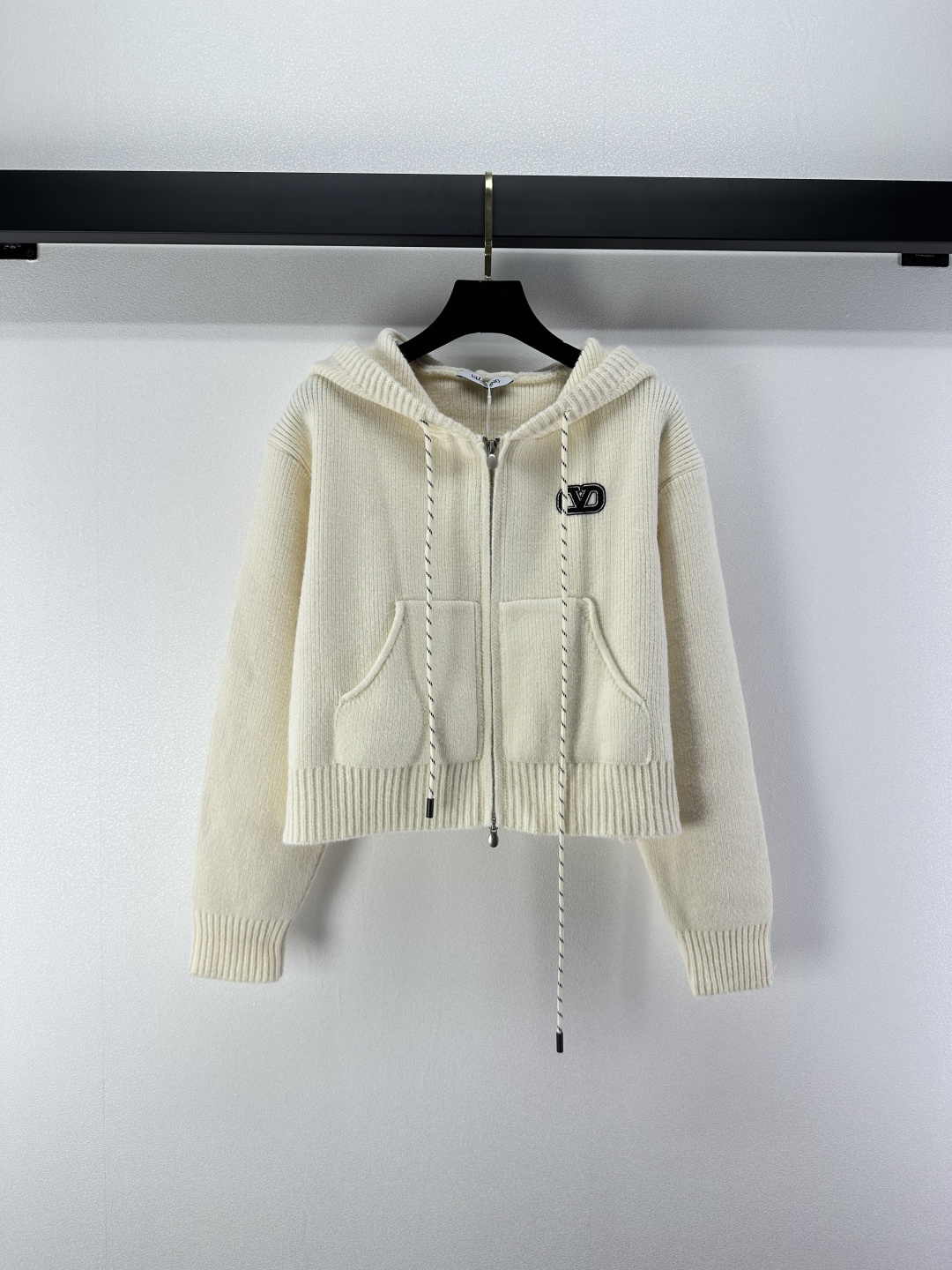 NO:496581,Valentin* new details New autumn and winter vertical pit strip hooded cardigan zipper long sleeves!  Imported yarn has soft, delicate, comfortable and breathable texture, a must-have item for white and rich beauty, sweet and mysterious and noble!  Imported Swiss woven craftsmanship classic style and elegant temperament. Classic and unscrupulous upper body look super slim. 2 colors and 3 codes SML, valentino, hats, alexander wang19860909Valentin*上新细节 秋冬新款竖坑条连帽开衫拉链长袖！进口纱线质感柔软细腻舒适透气,白富美必备单品,又甜气质神秘又高贵！进口瑞士机织工艺经典版型气质随性优雅.经典不挑人上身超显瘦 2色3码SML,,valentino,hats,alexander wang,Women's clothing