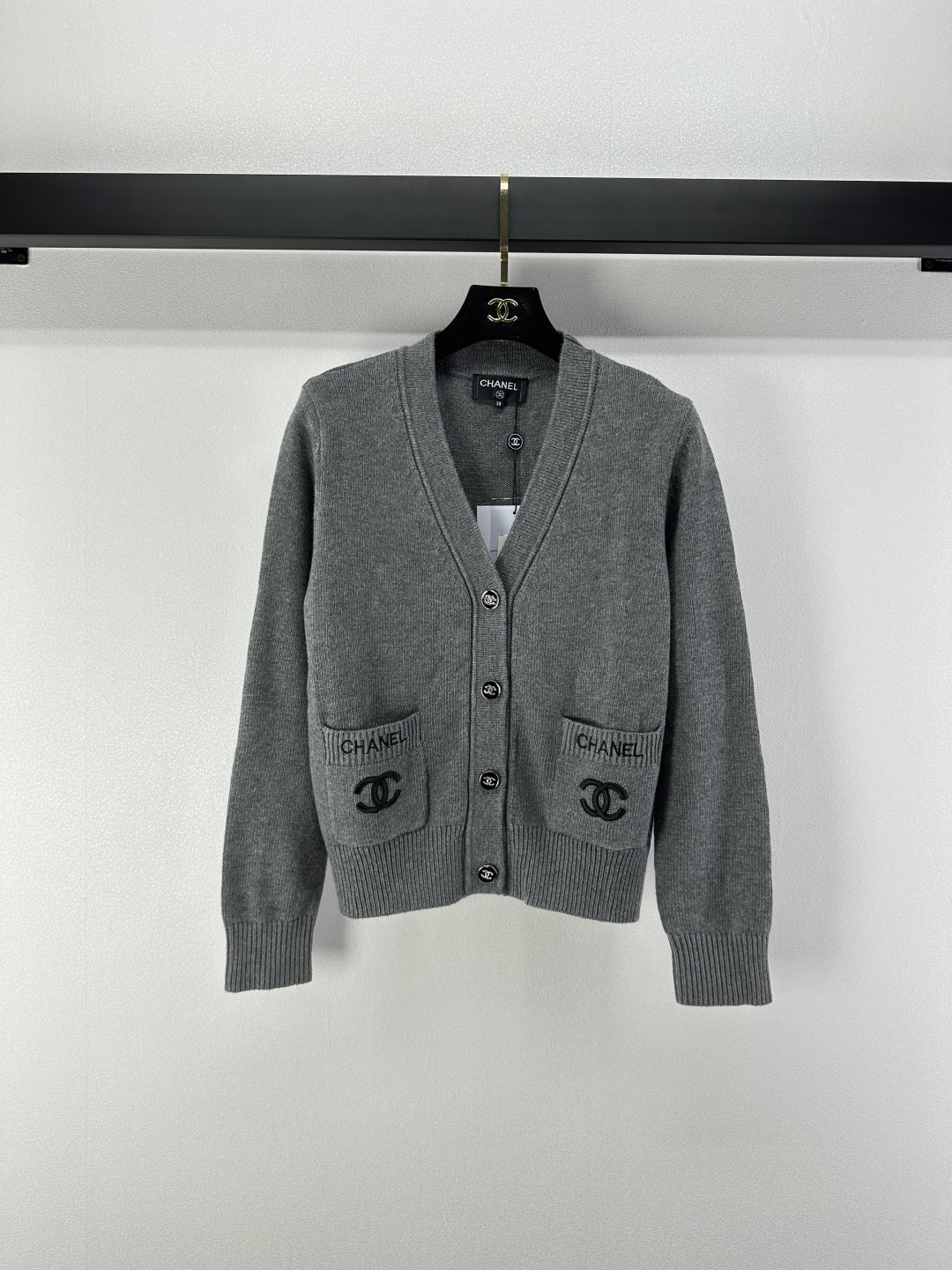 NO:496587,Chane* new details, new knitted V-neck cardigan in autumn and winter, classic letter logo jacquard embellishment, customized button decoration, fashionable, exquisite and versatile, 1 color, 3 codes SML, chanel, alexander wang19860909Chane*上新细节 秋冬新款针织V领开衫 双口袋经典字母logo提花点缀 定制纽扣装饰 时髦精致百搭 1色3码SML,,chanel,alexander wang,Women's clothing