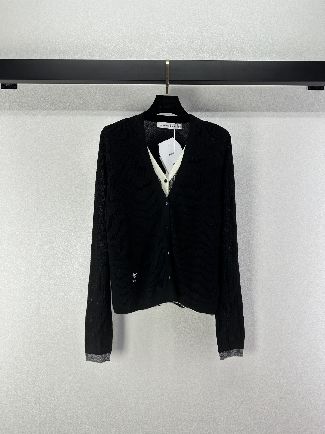 NO:496599,New details on Dio* The latest fake two-piece knitted v-neck cardigan in autumn!  Custom blended yarn weaving, delicate and soft, exquisite knitted cardigan style, contrasting colors inside and outside to form a fake two-piece layering effect, threaded edge-cover details, hem embroidery embellished letter logo pattern, strong retro academy style, playful and age-reducing, easy to control when traveling or relaxing parties!  2 colors 3 codes SML, dior, alexander wang19860909Dio*上新细节 秋季最新假两件针织v领开衫！定制混纺纱线织造 细腻柔软 精致针织开衫版型 内外撞色形成假两件叠穿效果 螺纹包边细节满分 下摆刺绣点缀字母徽标图案 复古学院风格强烈 俏皮减龄显白 日常出行或轻松聚会轻松驾驭！ 2色3码SML,,dior,alexander wang,Women's clothing