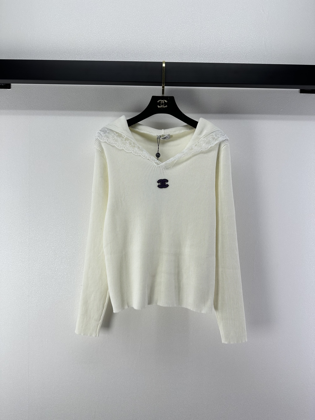 NO:496603,Chane* new details, new hooded lace long sleeves in autumn, the upper body is particularly elegant, spliced ​​pattern hooded, the logo is classic, fashionable and versatile!  Playful and age-reducing, easy to control when traveling or gatherings!  2 color 3 code SML, chanel, hats, alexander wang19860909Chane*上新细节 秋季新款连帽蕾丝长袖 上身特别显气质 拼接花纹连帽 徽标经典时尚百搭！俏皮减龄显白 日常出行或轻松聚会轻松驾驭！ 2色3码SML,,chanel,hats,alexander wang,Women's clothing