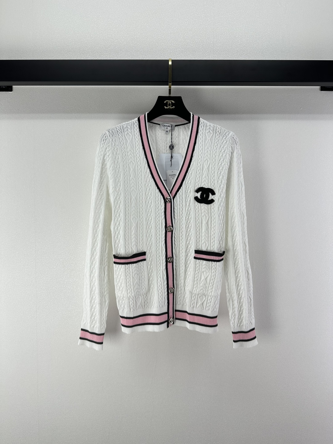 NO:498416,Chane* new details, new knitted contrasting V-neck cardigan for the autumn, long sleeves, small hollowing out ultra-thin breathable, double purses full of small fragrance!  Light and comfortable material, sweet and elegant temperament, 1 color, 3 size SML, chanel, alexander wang19860909Chane*上新细节 秋季新款针织撞色v领开衫长袖 小镂空超薄透气 双荷包满满小香风！材质轻薄舒适,甜美气质名媛 1色3码SML,,chanel,alexander wang,Women's clothing