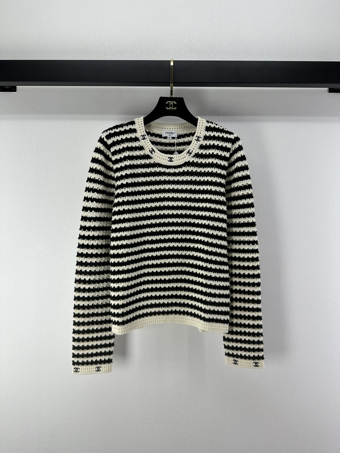 NO:498399,Chane* New details, autumn and winter striped polo knitted hollow long sleeves, striped contrasting colors super white tones, positioning logo letters jacquard, and the upper body looks huge and slimming!  Handsome and fashionable item!  A rich and beautiful woman must come in!  1 color 3 code SML, chanel, alexander wang19860909Chane* 上新细节 秋冬条纹polo针织镂空长袖 条纹撞色超级显白的色调 定位logo字母提花 上身巨显瘦！帅气又时髦单品！白富美必入！ 1色3码SML,,chanel,alexander wang,Women's clothing