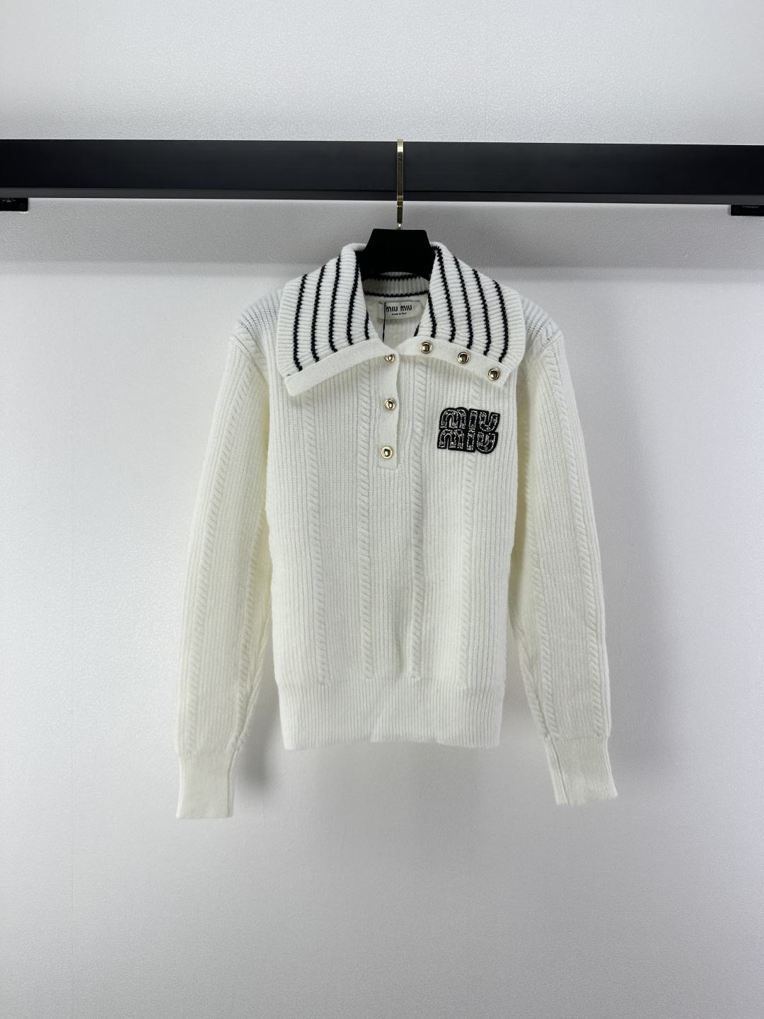 NO:498409,Miu Mi* new details, new autumn and winter lapel lace cardigan long-sleeved sweater, hand-hooked lace collar, car flower brand nailed letters three-dimensional jacquard fabric on the left, full of girlishness on the upper body!  Age-reducing and fashionable 1 color 3 code SML, miumiu, sweaters, alexander wang19860909Miu Mi*上新细节 秋冬新款翻领花边开衫长袖毛衣 手工勾花边领 左侧车花品牌钉珠字母立体提花面料 上身少女感满满！减龄又时髦 1色3码SML,,miumiu,sweaters,alexander wang,Women's clothing