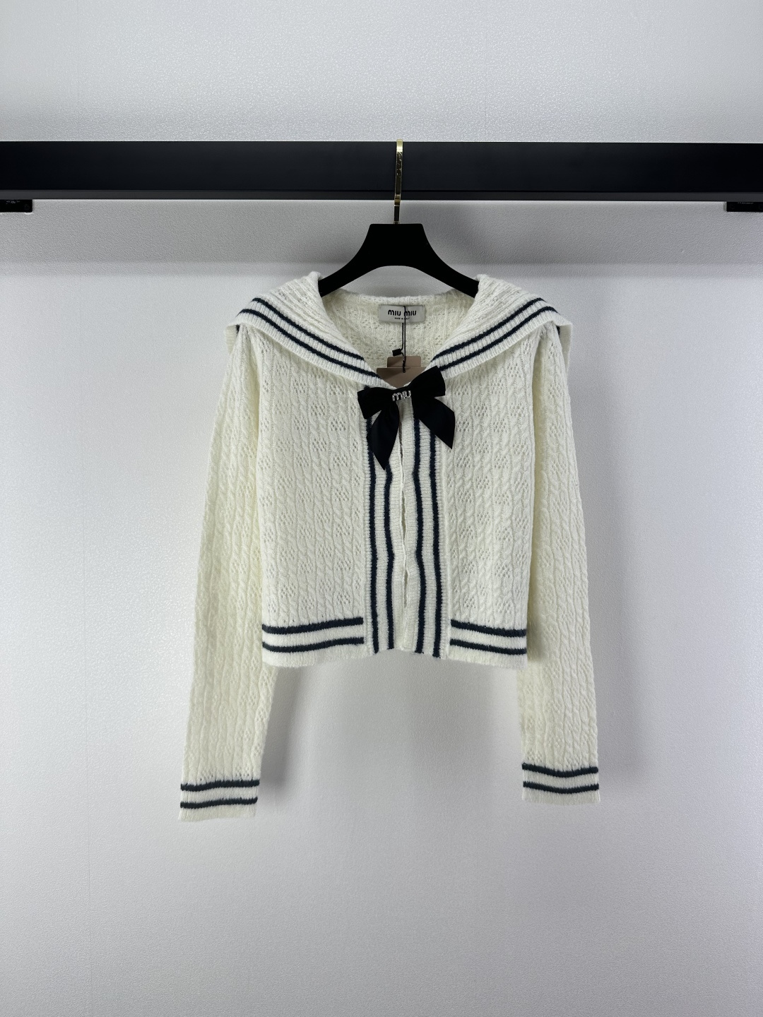 NO:498339,Miumi* new details, early autumn new style academy style navy neck bow cardigan, bead logo letter craft, buckle style, top body looks very slim, simple and big brand super versatile, 1 color 3 code SML,,miumiu,alexander wang19860909Miumi*上新细节 早秋新款学院风海军领蝴蝶结开衫 钉珠logo字母工艺 挂扣版型上身非常显瘦 简约又大牌超百搭 1色3码SML,,miumiu,alexander wang,Women's clothing