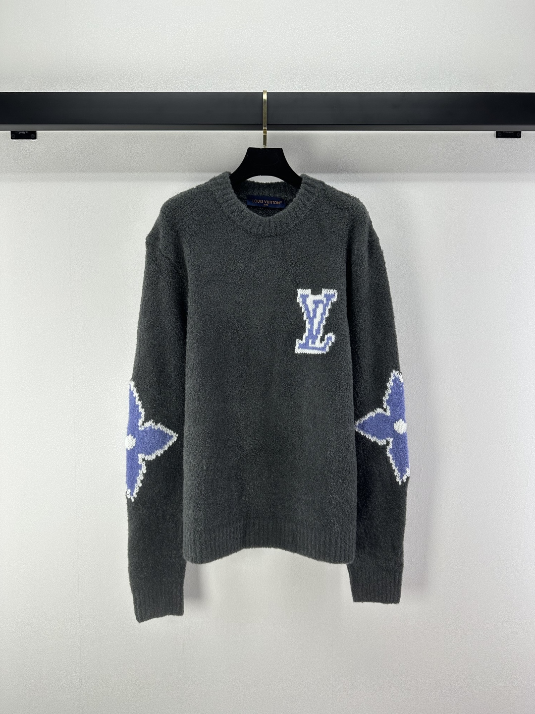 NO:498346,:1 Lv* new details, new knitted round-neck letter drawer in autumn and winter, front and back brand letter logo contrasting color jacquard decoration, simple and fashionable daily casual and versatile 1 color 3 code SML,,louis vuitton,alexander wang19860909:1 Lv*上新细节 秋冬新款针织圆领字母套头 前后品牌字母logo撞色提花装饰 简约时髦日常休闲百搭 1色3码SML,,louis vuitton,alexander wang,Women's clothing