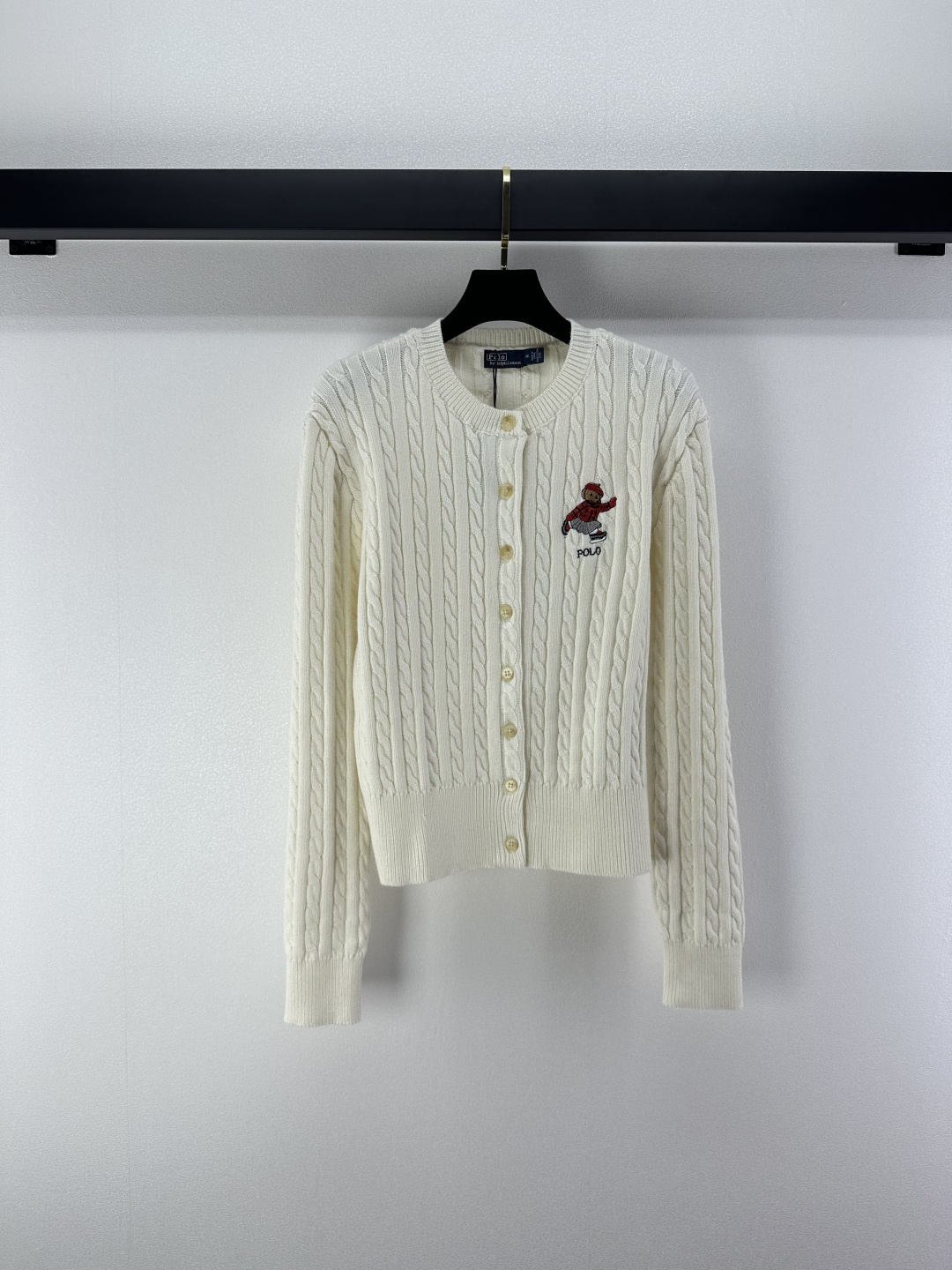 NO:498449,New details on Rl*, new knitted round-neck twist cardigan in autumn and winter, twisted string crafts, bear letter logo embroidery decoration, yb open mold letter logo button embellishment, fashionable and exquisite versatile 2 colors and 3 codes SML,,alexander wang19860909Rl*上新细节 秋冬新款针织圆领麻花开衫 麻花纽绳工艺 小熊字母logo刺绣装饰 yb开模字母logo纽扣点缀 时髦精致百搭 2色3码SML,,alexander wang,Women's clothing