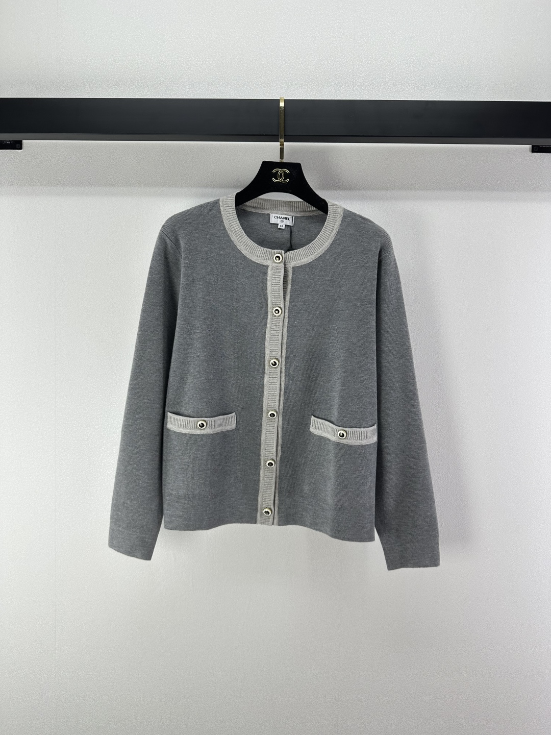 NO:498456,New details on Chane, new contrasting round-neck cardigan in autumn and winter, custom-made small fragrance diamond buckle in double pockets, high-end feeling for pink and tender colors, playful and age-reducing, easy to control when traveling or gatherings!  3 color 3 code SML, chanel, alexander wang19860909Chane上新细节 秋冬新款撞色圆领开衫 双口袋定制小香风钻扣 粉嫩颜色上身高级感拉满 俏皮减龄显白 日常出行或轻松聚会轻松驾驭！ 3色3码SML,,chanel,alexander wang,Women's clothing