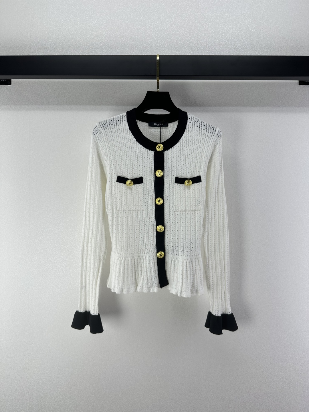 NO:498352,Balmai* New details New autumn textured round neck hollow cardigan!  Slim design is versatile and age-reducing and fashionable!  Customized Tennis yarn has a delicate and comfortable texture!  The lotus leaf hem decoration, the dressing style of the famous girl is not picky about others, and the upper body looks huge and slim!  2 colors 3 codes SML, balmain, alexander wang19860909Balmai* 上新细节 秋季新款纹理圆领镂空开衫！修身设计百搭减龄又时髦！定制天丝纱线质感细腻舒适！荷叶下摆装饰,名媛少女穿搭版型不挑人上身巨显瘦！ 2色3码SML,,balmain,alexander wang,Women's clothing