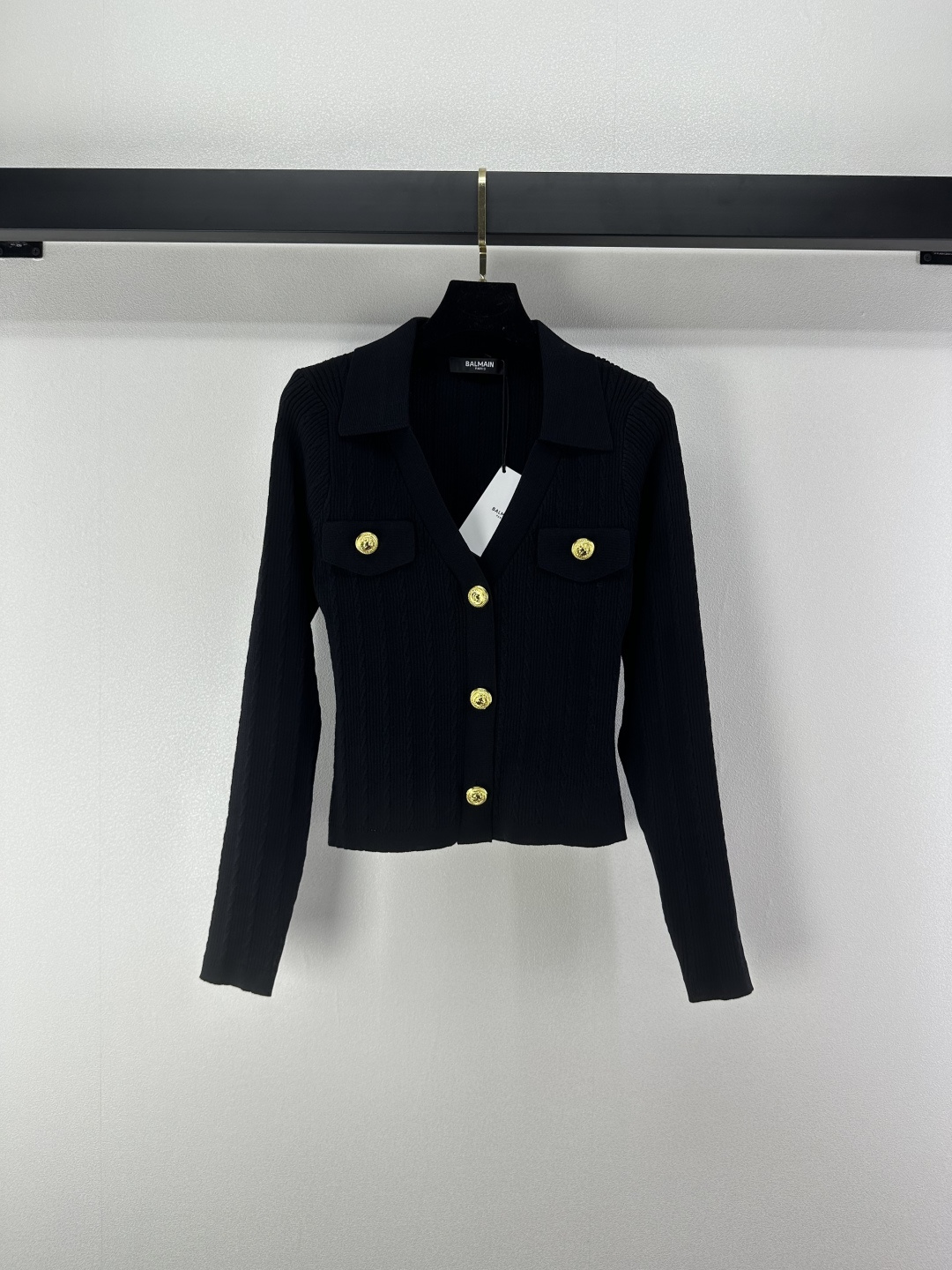 NO:498357,Balmai* New details New autumn lapel cardigans, fixed spinning yarn and color, metal logo lion buckle, woven dense pit strips, four colors can be selected to meet multiple matching, versatile and not picky 4 colors 3 codes SML, balmain, alexander wang19860909Balmai* 上新细节 秋季新品翻领开衫 定纺的纱线及颜色,金属logo狮扣 编织密坑条 四色可选满足多重搭配 百搭不挑人 4色3码SML,,balmain,alexander wang,Women's clothing