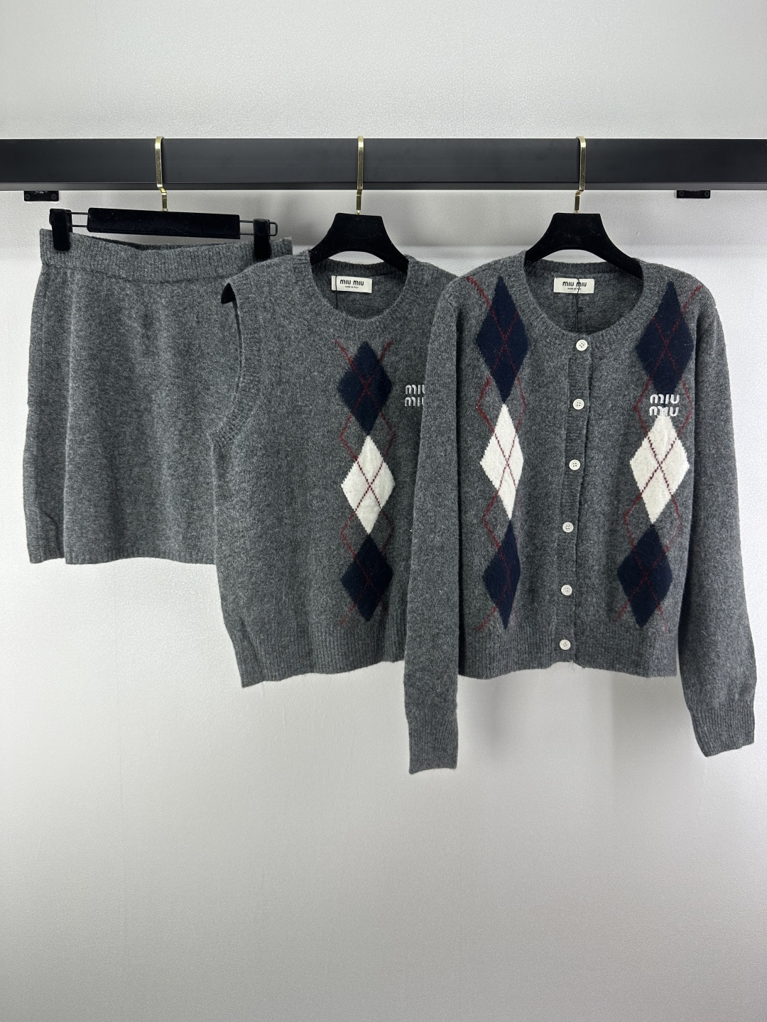 NO:498371,Miumi* new details, early autumn new three-piece suit, contrasting color design round neck cardigan diamond vest + elastic waist skirt, positioning embroidery logo, contrasting color high-end and fashionable!  The style is not picky about others and looks slim and versatile!  2 color 3 code SML, miumiu, skirts, alexander wang19860909Miumi*上新细节 早秋新款三件套套装 撞色设计圆领开衫菱格背心+松紧腰半裙,定位刺绣logo 撞色高级又时髦！版型不挑人上身显瘦又百搭！ 2色3码SML,,miumiu,skirts,alexander wang,Women's clothing