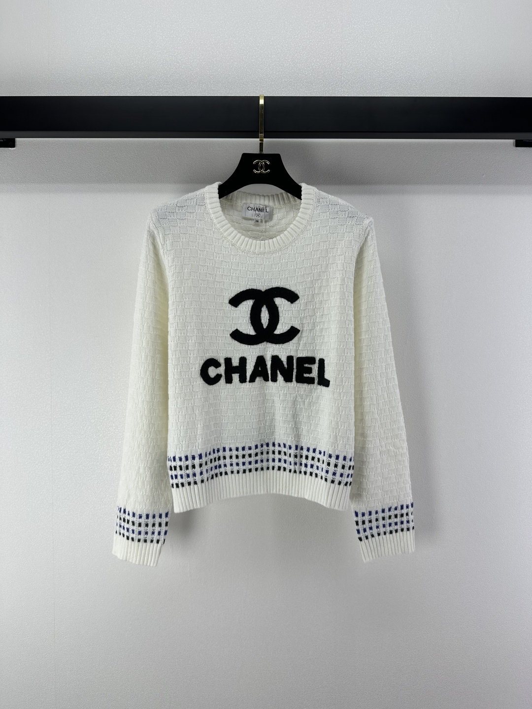 NO:498378,Chane* new details, new autumn and winter styles, large double C knitted long sleeves, contrasting color big logo, soft and delicate skin-friendly, the classic logo letters look huge and slim on the upper body!  Age-reducing product!  2 colors 3 codes SML, chanel, alexander wang19860909Chane*上新细节 秋冬新款大双C针织长袖 撞色大logo 面料质感柔软细腻亲肤 logo字母经典版型上身巨显瘦！减龄单品！ 2色3码SML,,chanel,alexander wang,Women's clothing