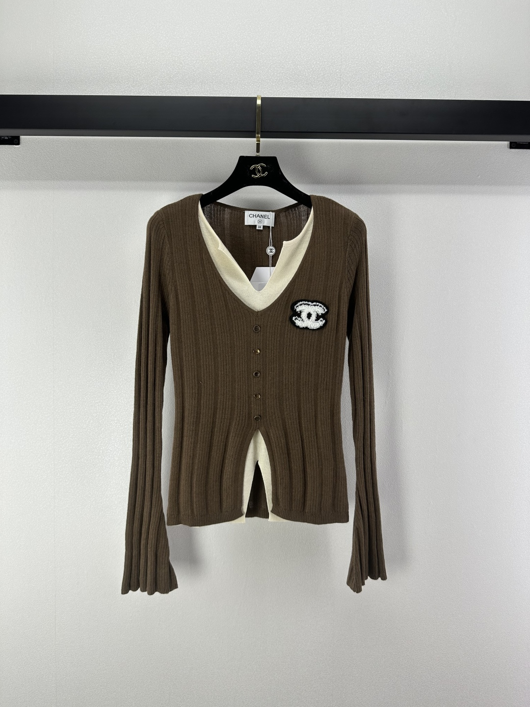 NO:498385,Chane* new details, autumn new V-neck fake two-piece long sleeves, fake two-piece full of high-end feeling, contrasting colors and fashionable, flocking logo, upper body makes it look slim and age-reducing and versatile, 2 colors and 3 sizes SML, chanel, alexander wang19860909Chane*上新细节 秋季新款v领假两件长袖 假两件高级感满满 撞色时髦洋气 植绒logo 上身显瘦减龄又百搭 2色3码SML,,chanel,alexander wang,Women's clothing