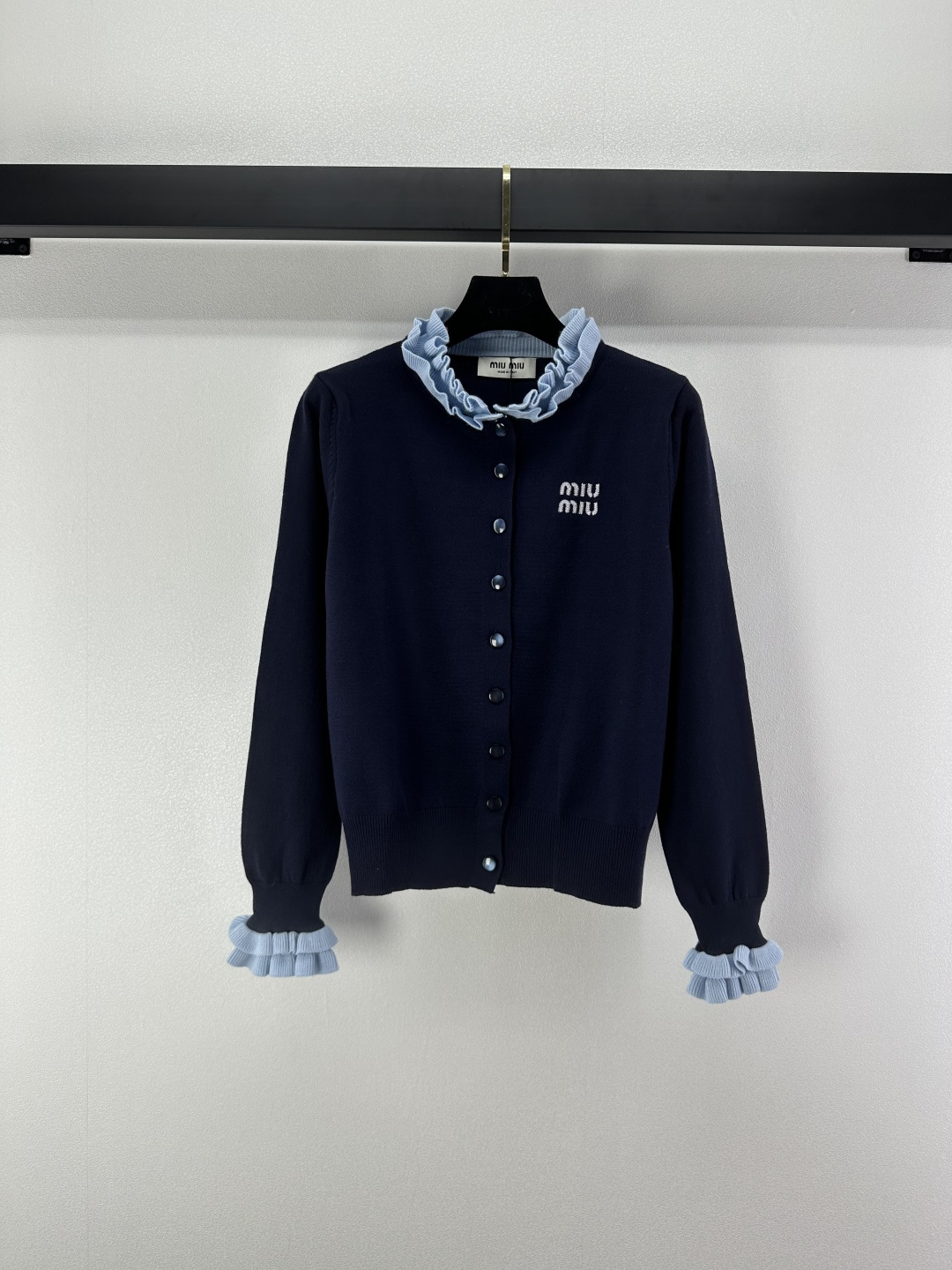 NO:498392,Miu Mi* New details, new round neck lace cardigan long-sleeved sweater, hand-hooked lace collar, car flower brand letter three-dimensional jacquard fabric on the left, full of girlishness on the upper body!  Age-reducing and fashionable 2 colors 3 codes SML, miumiu, sweaters, alexander wang19860909Miu Mi*上新细节 秋冬新款圆领花边开衫长袖毛衣 手工勾花边领 左侧车花品牌字母立体提花面料 上身少女感满满！减龄又时髦 2色3码SML,,miumiu,sweaters,alexander wang,Women's clothing