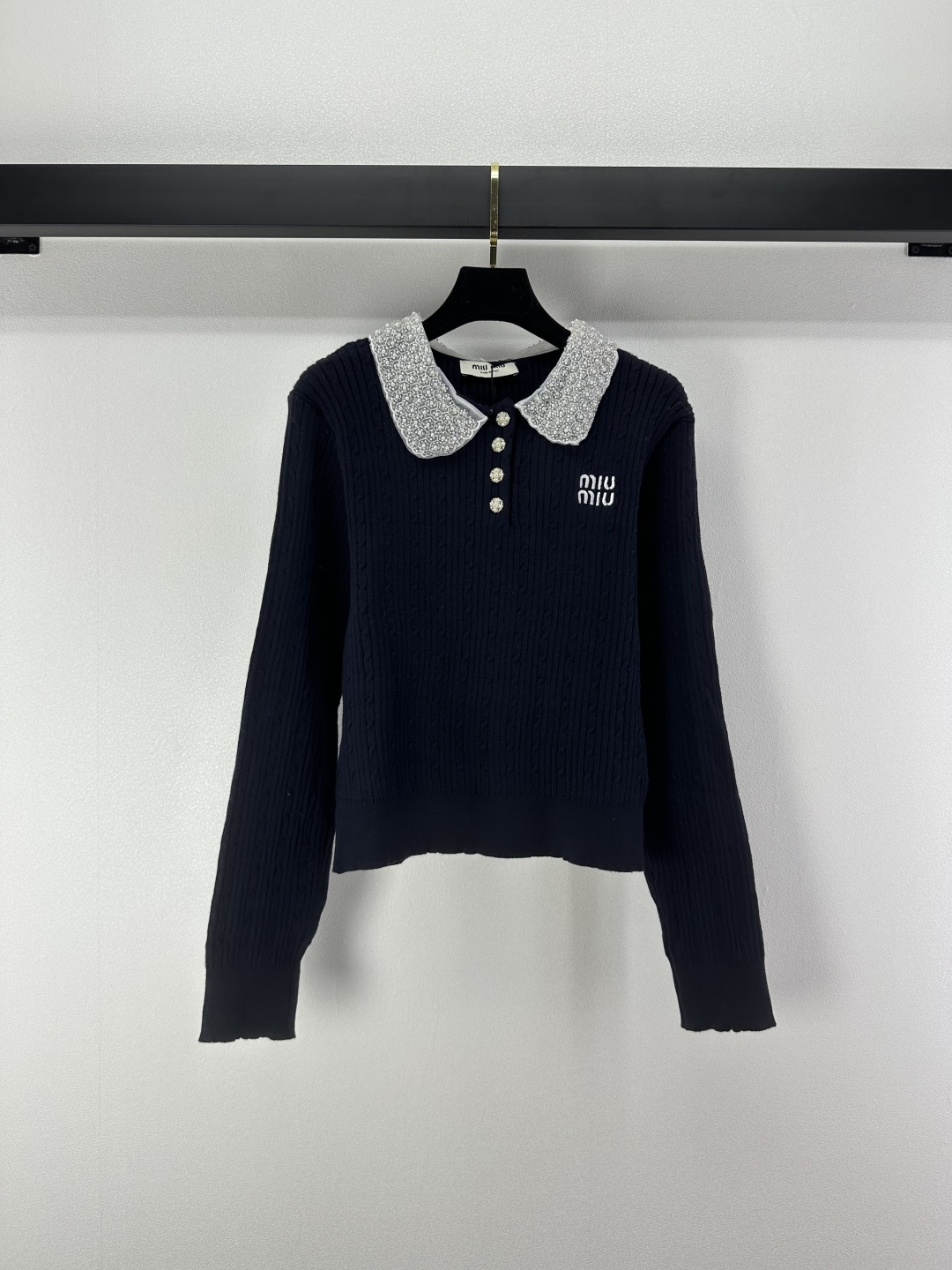 NO:498424,Miumiu *New details, new autumn lace collar beads long sleeves, heavy craftsmanship contrasting lace collar iconic beads logo, very age-reducing and sweet, versatile and not picky, 3 colors and 3 codes, miumiu, alexander wang19860909Miumiu *上新细节 秋季新款花边领钉珠长袖 重工艺撞色花边领标志性钉珠logo 非常减龄气甜美 百搭不挑人 3色3码SML,,miumiu,alexander wang,Women's clothing