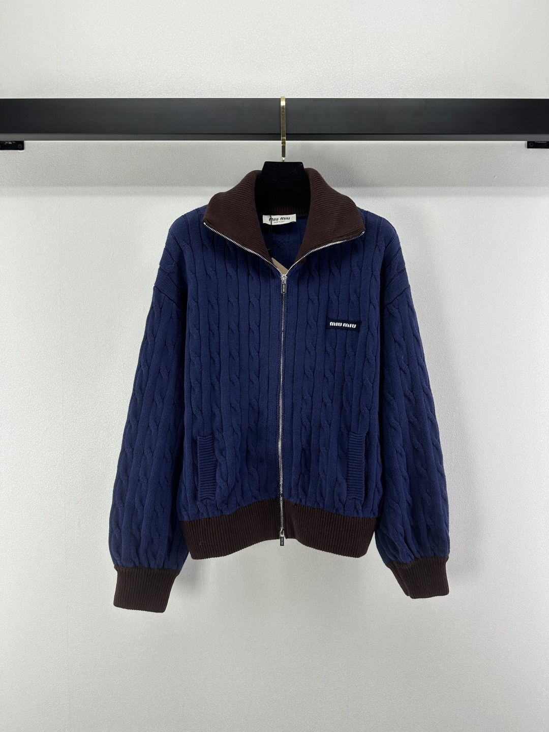 NO:518152,Miumi* new details, new knitted lapel cardigan in autumn and winter, contrasting color splicing design, classic letter logo embellishment, yb open mold letter logo zipper, high-end fashionable and exquisite versatile, 1 color 3 code SML,,miumiu,alexander wang19860909Miumi*上新细节 秋冬新款针织翻领开衫 撞色拼接设计 经典字母logo章仔点缀 yb开模字母logo拉链 高级时髦精致百搭 1色3码SML,,miumiu,alexander wang,Women's clothing