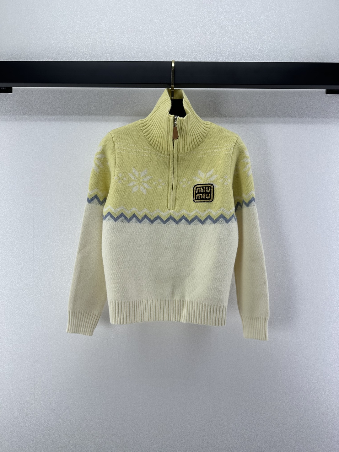 NO:499393,Miumi* new details, new autumn style half-zipper contrasting long sleeves, hardware logo medal decoration, slim on the upper body, super white skin, customized jacquard craftsmanship, low-key and luxurious! A must-have item for fashionable things unlocks all outfits! Classic items are fashionable and high-end, and the classic style is versatile and not picky! 1 color 3 code SML, miumiu, alexander wang19860909Miumi*上新细节 秋季新款半拉链撞色长袖 五金logo勋章修饰搭配 上身显瘦超級显肤白 定制提花工艺 低调奢华！ 时髦精必备单品解锁所有穿搭！经典单品时髦又高级 经典版型百搭不挑人！ 1色3码SML,,miumiu,alexander wang,Women's clothing