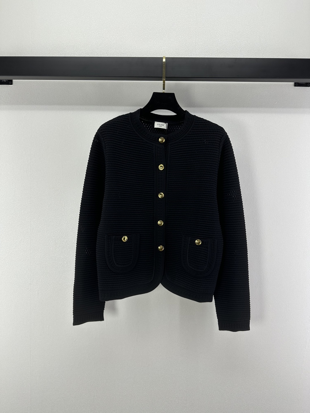 NO:499392,Celin* new details, new autumn and winter concave and concave pit strip texture round neck cardigan, customized metal logo low-key and luxurious!  A must-have item for fashionable things unlocks all outfits!  Classic items are fashionable and high-end, and the classic style is versatile and not picky!  1 color 3 code SML, celine, alexander wang19860909Celin*上新细节 秋冬新款凹凸坑条肌理圆领开衫 定制金属logo低调奢华！ 时髦精必备单品解锁所有穿搭！经典单品时髦又高级 经典版型百搭不挑人！ 1色3码SML,,celine,alexander wang,Women's clothing