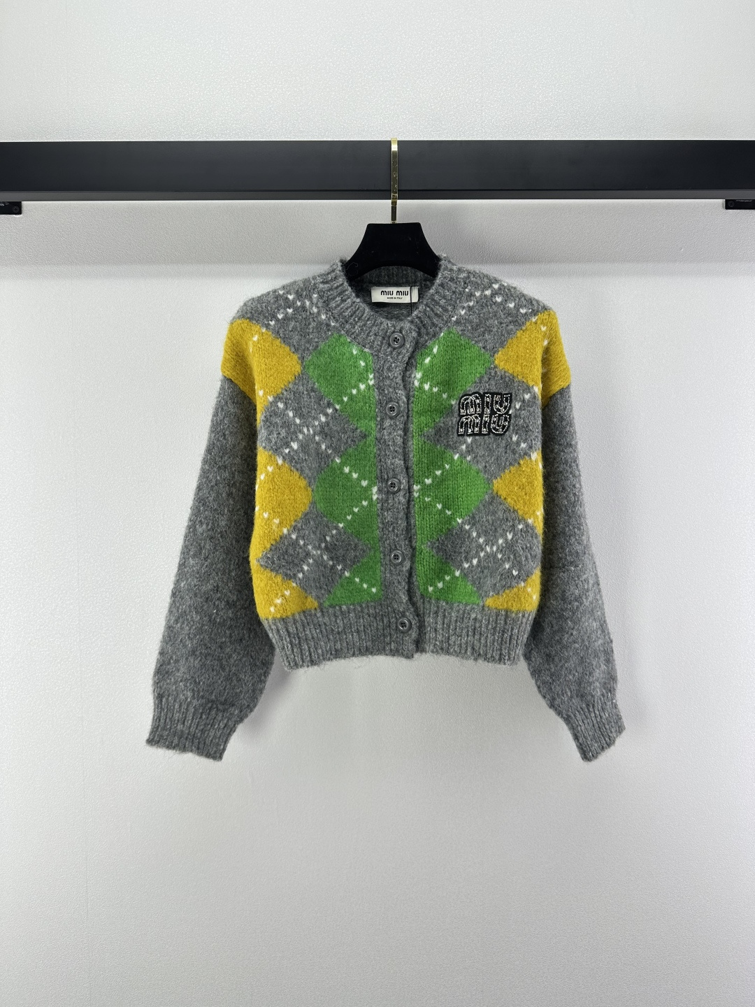 NO:499387,Miumi* New Details The latest contrasting diamond knitted round-neck cardigan for the fall!  The diamond pattern is very touching with a big brand!  Giant high-end color scheme, beaded logo embellishments are easily attracted by the eye-catching, and the celebrity girl is elegant and high-end!  The universal and versatile version makes the upper body look slimming!  3 color 3 code SML, miumiu, alexander wang19860909Miumi* 上新细节 秋季最新撞色菱格针织圆领开衫！菱格图案搭配大牌感十足！巨高级配色,钉珠logo点缀轻松吸引眼球,名媛少女优雅又高级！万能百搭版型上身巨显瘦！ 3色3码SML,,miumiu,alexander wang,Women's clothing