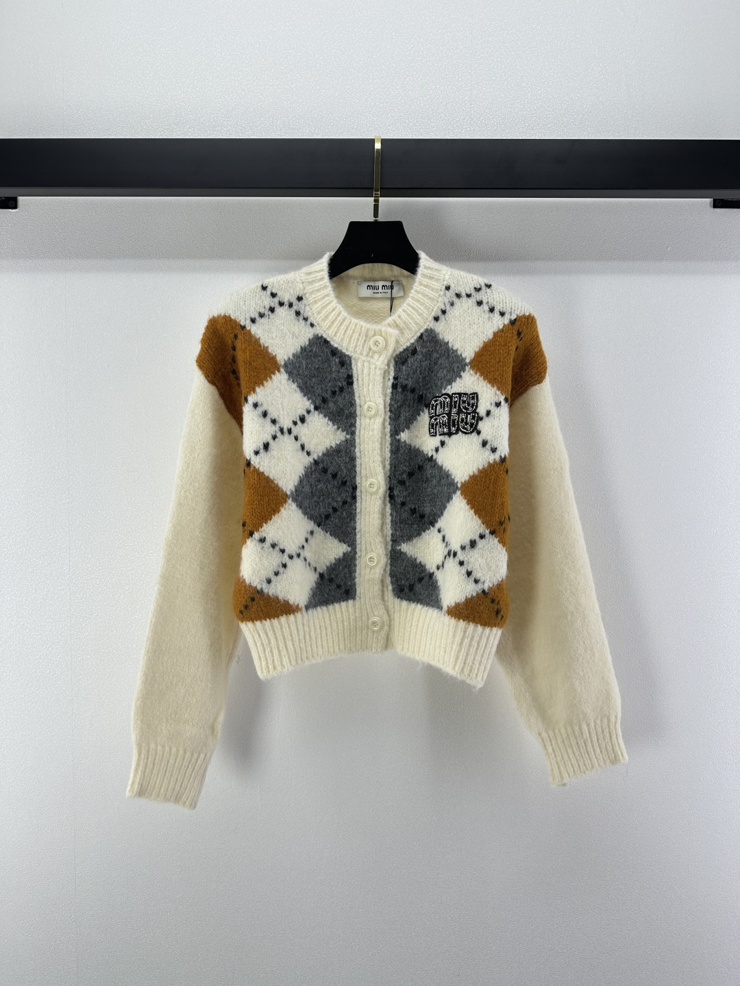 NO:499385,Miumi* New Details The latest contrasting diamond knitted round-neck cardigan for the fall!  The diamond pattern is very touching with a big brand!  Giant high-end color scheme, beaded logo embellishments are easily attracted by the eye-catching, and the celebrity girl is elegant and high-end!  The universal and versatile version makes the upper body look slimming!  3 color 3 code SML, miumiu, alexander wang19860909Miumi* 上新细节 秋季最新撞色菱格针织圆领开衫！菱格图案搭配大牌感十足！巨高级配色,钉珠logo点缀轻松吸引眼球,名媛少女优雅又高级！万能百搭版型上身巨显瘦！ 3色3码SML,,miumiu,alexander wang,Women's clothing