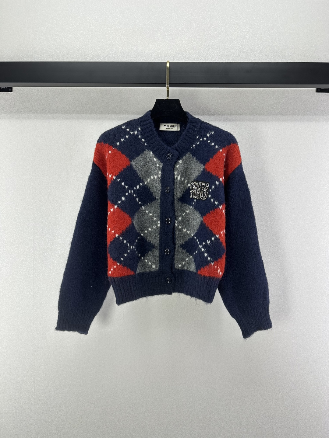 NO:499389,Miumi* New Details The latest contrasting diamond knitted round-neck cardigan for the fall!  The diamond pattern is very touching with a big brand!  Giant high-end color scheme, beaded logo embellishments are easily attracted by the eye-catching, and the celebrity girl is elegant and high-end!  The universal and versatile version makes the upper body look slimming!  3 color 3 code SML, miumiu, alexander wang19860909Miumi* 上新细节 秋季最新撞色菱格针织圆领开衫！菱格图案搭配大牌感十足！巨高级配色,钉珠logo点缀轻松吸引眼球,名媛少女优雅又高级！万能百搭版型上身巨显瘦！ 3色3码SML,,miumiu,alexander wang,Women's clothing