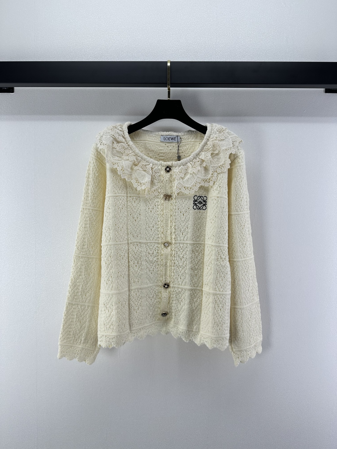 NO:499391,Loee* new details The latest lace-collar cardigan in autumn has long sleeves. The texture is high-end, glossy and comfortable. The long-sleeved knitted cardigan has a high-end look and shows a relaxed tone. The first choice for fashionable outfits in all seasons!  1 color 3 code SML, loewe, alexander wang19860909Loee*上新细节 秋季最新花边领开衫长袖 质感高级 光泽舒适 针织开衫长袖剪裁凸显穿搭高级感 尽显松弛调性 四季时尚穿搭首选！ 1色3码SML,,loewe,alexander wang,Women's clothing