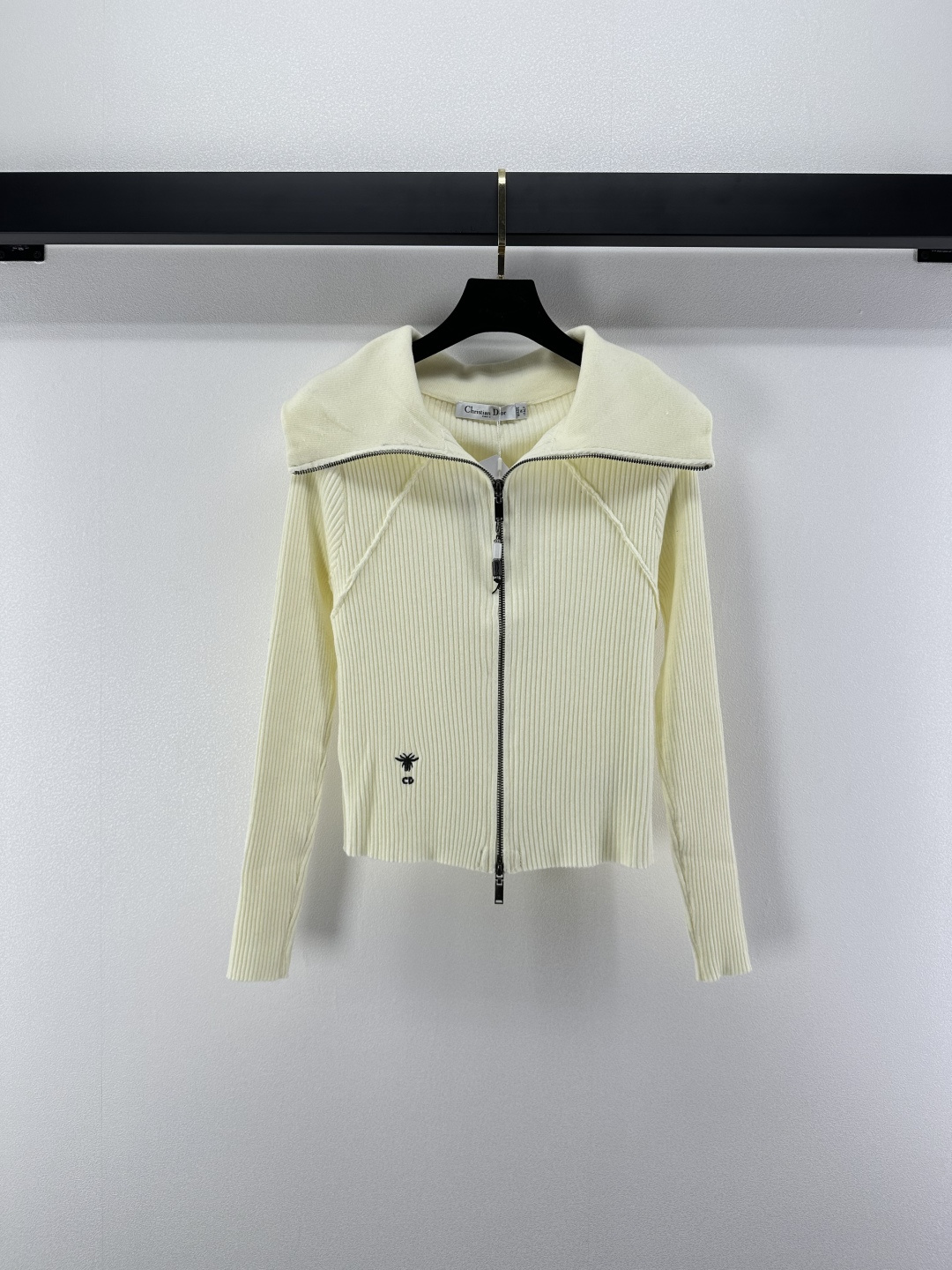 NO:499394,Dio* new details, new knitted rear shawl zipper cardigan in autumn and winter, classic logo embellishment of brand classic logo letters, full of double zipper design, yb custom logo zipper head decoration, loose style, very slim upper body, simple and big brand super versatile 2 colors and 3 codes SML,,dior,shawls,alexander wang19860909Dio*上新细节 秋冬新款针织后披肩拉链开衫 品牌经典logo字母点缀 双拉链设计感十足 yb定制logo拉链头装饰 宽松版型上身非常显瘦 简约又大牌超百搭 2色3码SML,,dior,shawls,alexander wang,Women's clothing