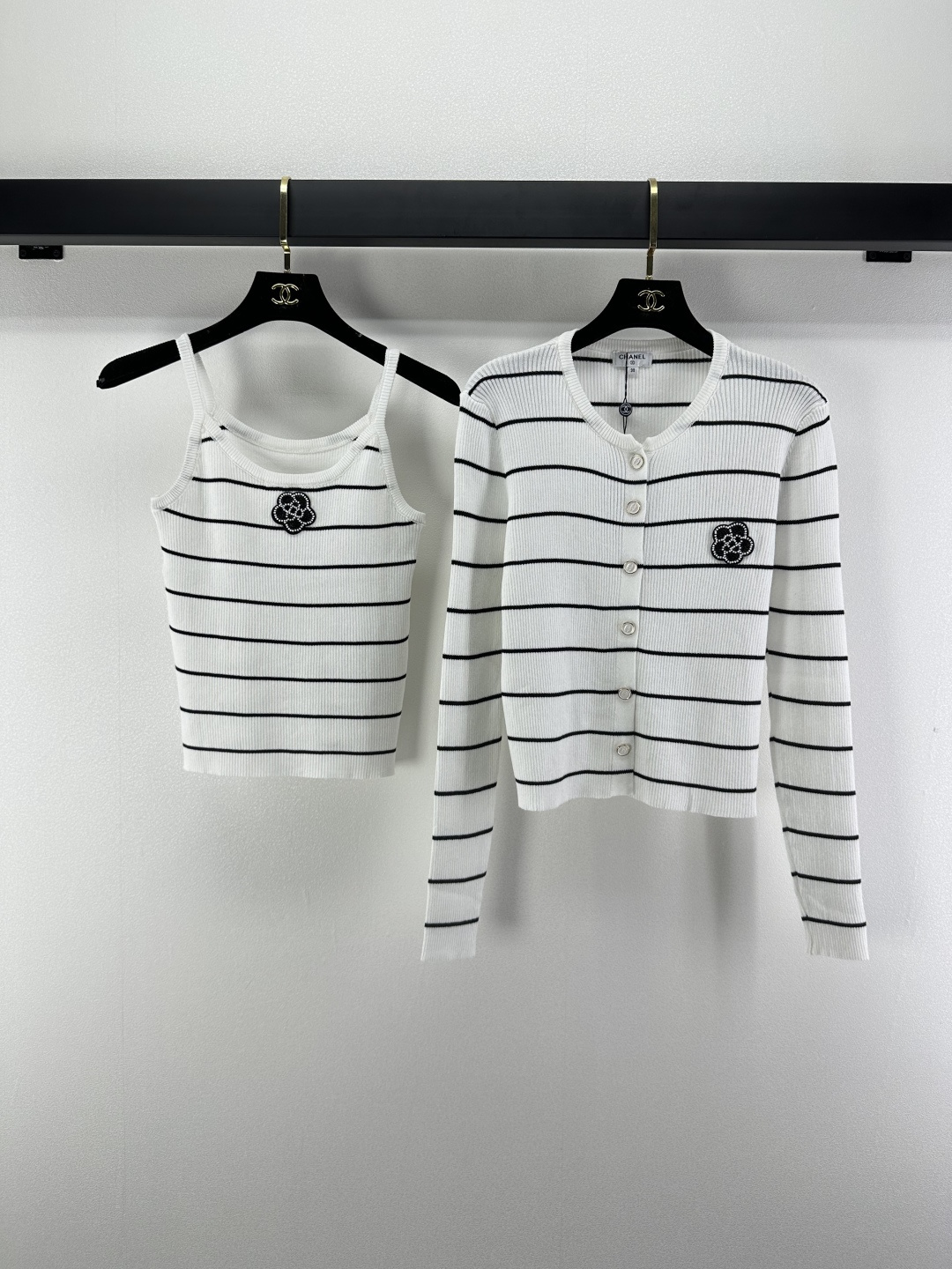 NO:499395,Chane* new details New autumn striped nailed camellia knitted set Customized YB wool yarn woven soft skin-friendly and comfortable Stylish suspender vest + round neck striped cardigan long sleeves Irregular layout Rich layered sense of chest pearl three-dimensional camellia logo decoration Retro style strongly slim fitting to highlight the body fashionable and fashionable Daily vacation feeling 2 colors 3 SML, chanel, alexander wang19860909Chane*上新细节 秋季新款条纹钉珠山茶花针织套装 定制YB羊毛纱线织造柔软亲肤舒适 有型吊带背心+圆领条纹开衫长袖 不规则布局丰富层次感胸前珍珠立体山茶花徽标装饰 复古风格强烈修身版型突显身材时髦洋气 日常度假感 2色3码SML,,chanel,alexander wang,Women's clothing