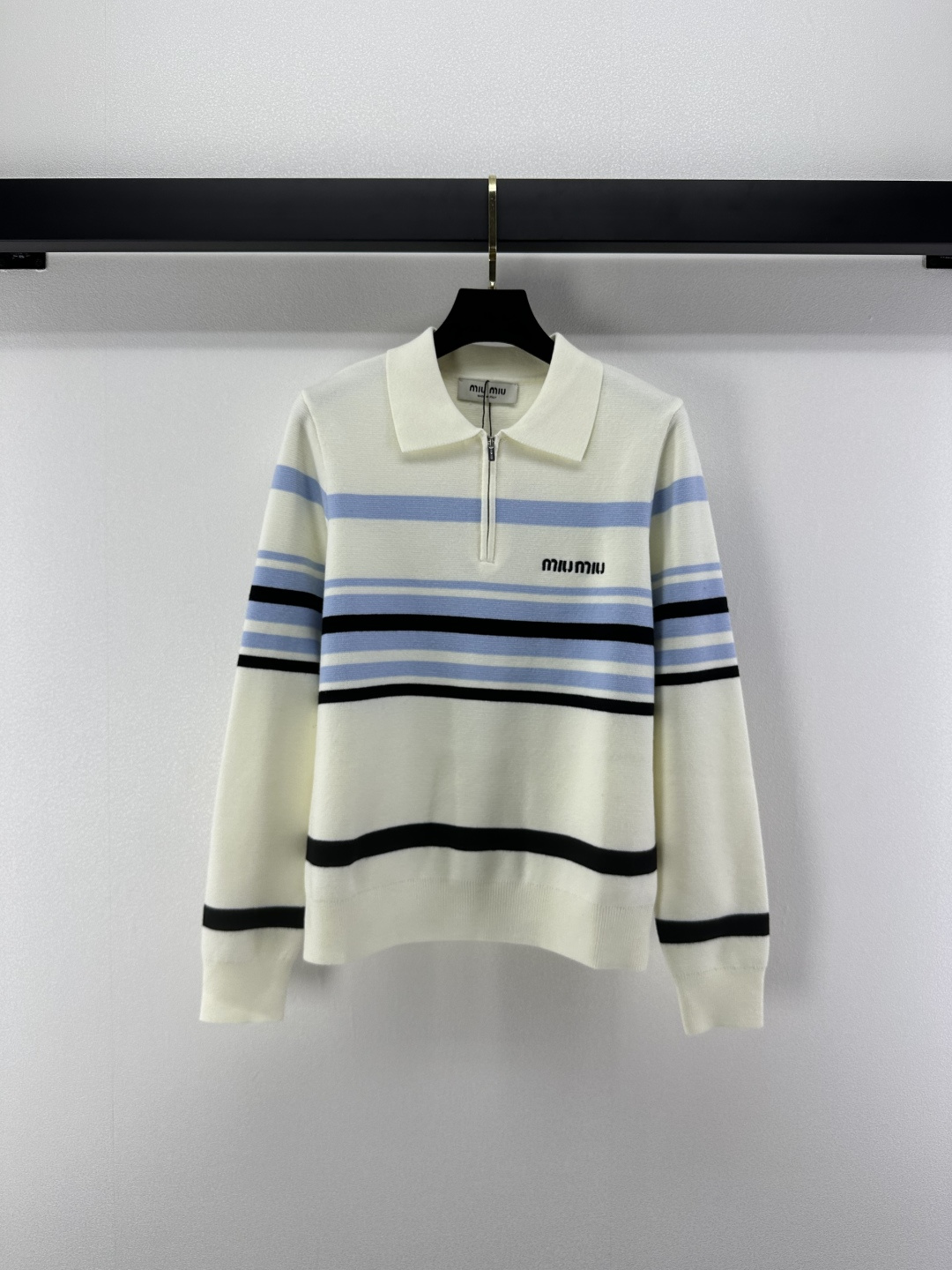 NO:499390,Miumi* new details, new autumn style half-zipper contrasting long sleeves, hardware logo medal decoration, slim on the upper body, super white skin, customized jacquard craftsmanship, low-key and luxurious! A must-have item for fashionable things unlocks all outfits! Classic items are fashionable and high-end, and the classic style is versatile and not picky! 2 colors 3 codes SML, miumiu, alexander wang19860909Miumi*上新细节 秋季新款半拉链撞色长袖 五金logo勋章修饰搭配 上身显瘦超級显肤白 定制提花工艺 低调奢华！ 时髦精必备单品解锁所有穿搭！经典单品时髦又高级 经典版型百搭不挑人！ 2色3码SML,,miumiu,alexander wang,Women's clothing