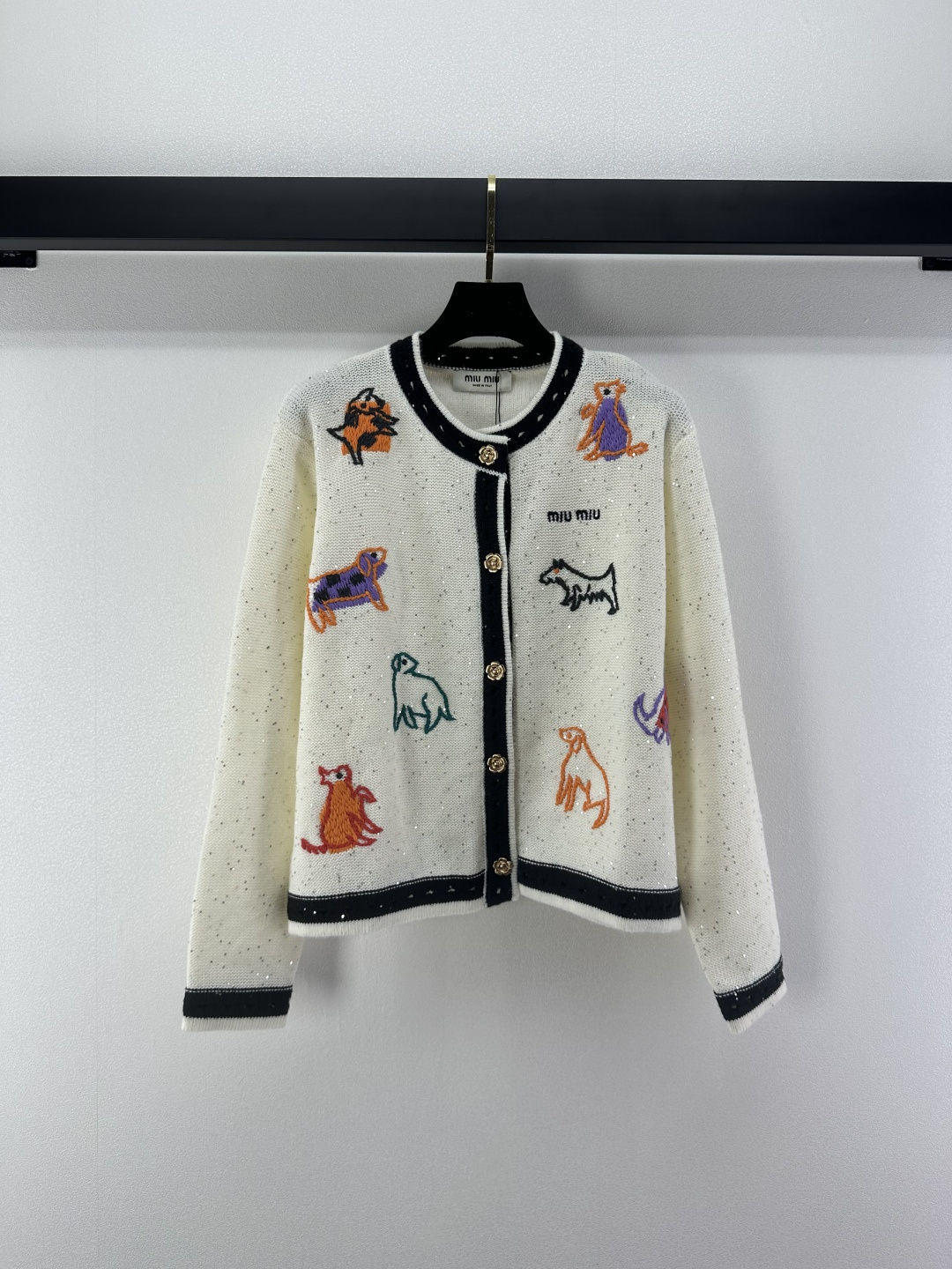 NO:500915,Miu mi* new details, autumn and winter new sequin round neck animal cardigan long sleeves, super gentle upper body! Customized dyed yarn Super fashionable contrasting edge design Positioned embroidery logo, salt or sweet to wear, all in a good mood, fashionable and versatile item, 2 colors and 3 sizes SML,,miumiu,alexander wang19860909Miu mi*上新细节 秋冬新款亮片圆领动物开衫长袖 上身超温柔! 定制订染纱线 超洋气的撞色边设计 定位刺绣logo 可盐可甜穿起来心情都是好的 时尚百搭单品 2色3码SML,,miumiu,alexander wang,Women's clothing