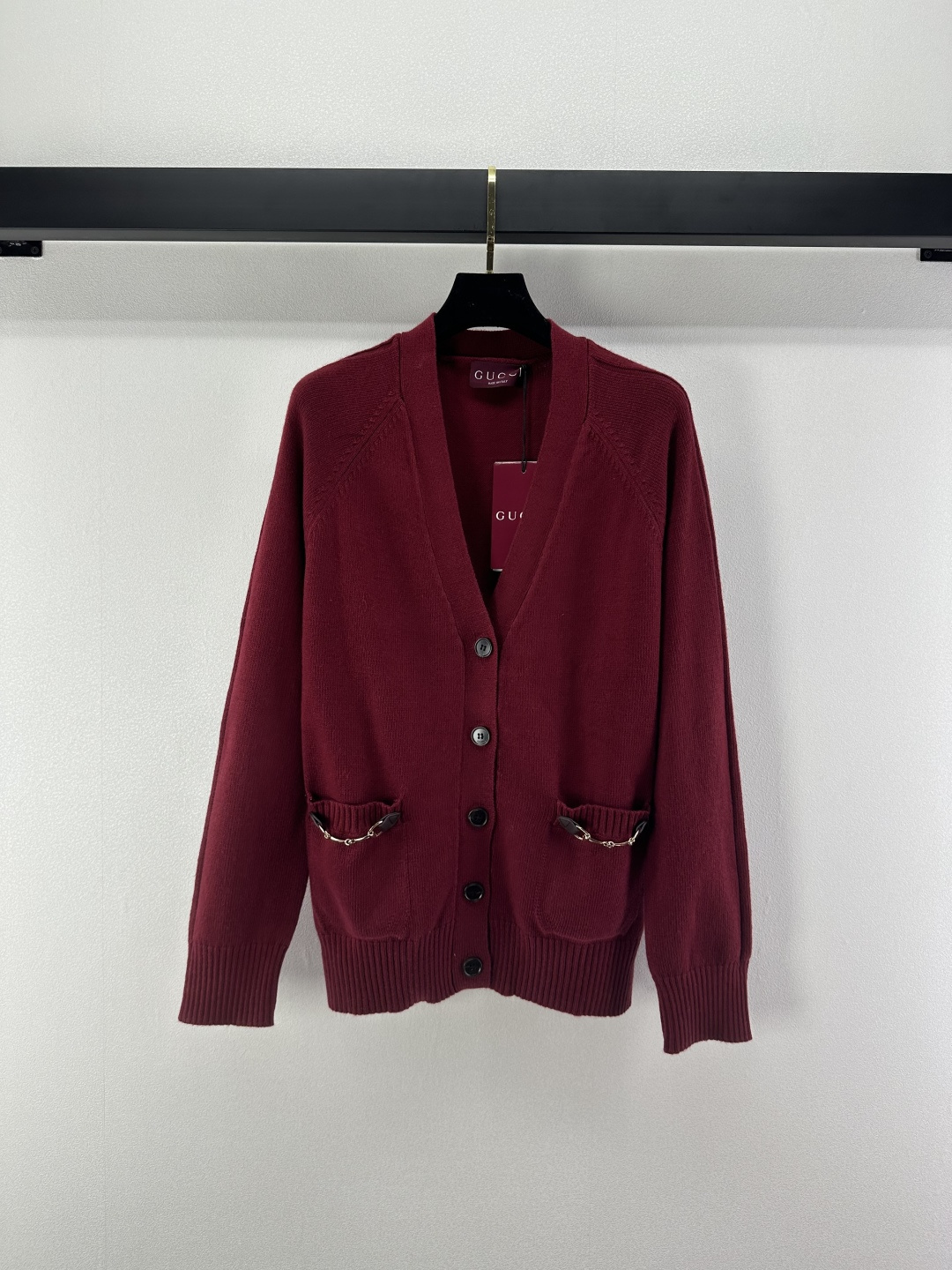 NO:500918,Gucc* new details, new knitted V-neck cardigan in autumn and winter, ragdolls sleeve design, yb open mold letter logo button embellishment, pocket logo hardware decoration, high-end fashionable and exquisite light luxury 1 color 3 code SML,,gucci,alexander wang19860909Gucc*上新细节 秋冬新款针织V领开衫 插肩袖设计 yb开模字母logo纽扣点缀 口袋logo五金装饰 高级时髦精致轻奢 1色3码SML,,gucci,alexander wang,Women's clothing