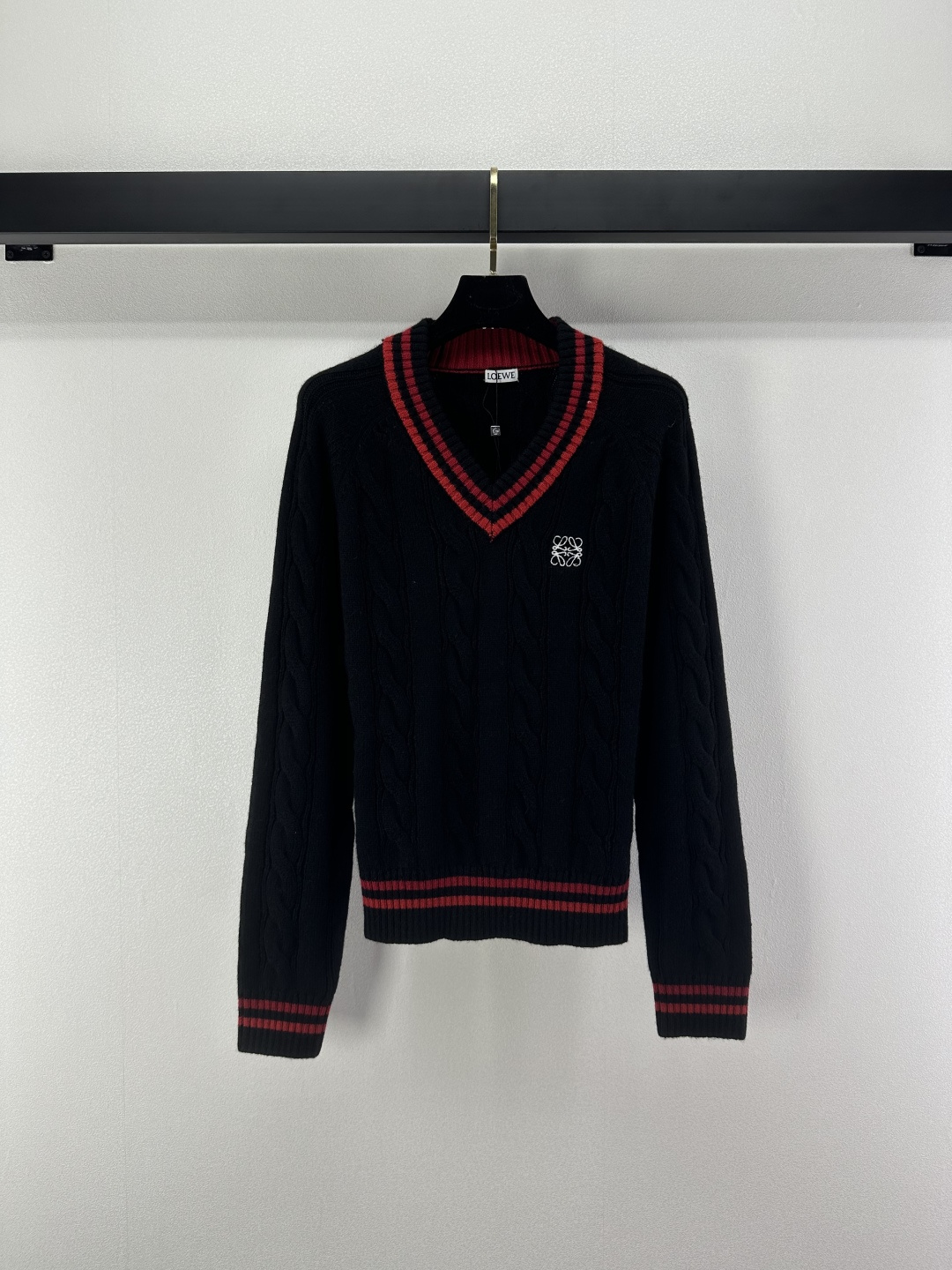 NO:500912,Loew* new details, new V-neck college style pussy sweater in autumn and winter, youth color, custom logo badge, slim and sweet texture, upper body age-reducing college style 2 colors 3 codes, loewe, sweaters, alexander wang19860909Loew*上新细节 秋冬新款V领学院风麻花毛衣 青春色系 定制logo徽章 麻花纹理显瘦甜美 上身减龄学院风 2色3码SML,,loewe,sweaters,alexander wang,Women's clothing