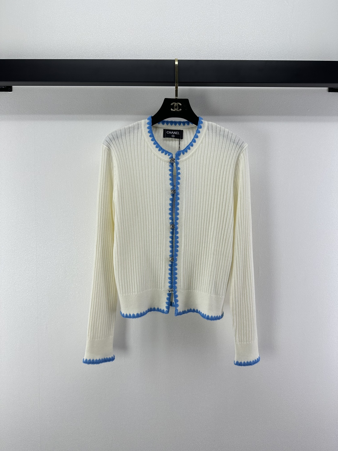 NO:500921,Chane* new details New autumn webbing contrasting color woven buckle cardigan Customized YB imported material High-quality texture Fully-quality braided woven stitching complementary seams and buckle details Low-key and fashionable The webbing lines and large body form contrasting color compatible The overall tone is full of effortless matching High-end and fashionable style 2 colors 3 codes SML, chanel, alexander wang19860909Chane*上新细节 秋季新款织带撞色编织挂扣开衫 定制YB进口材质 质感高级 品相十足 编织缝合互补缝与挂扣细节呼应 低调时髦 织带线条和大身形成撞色呼应 整体调性十足 不费力搭配 高级时髦款 2色3码SML,,chanel,alexander wang,Women's clothing