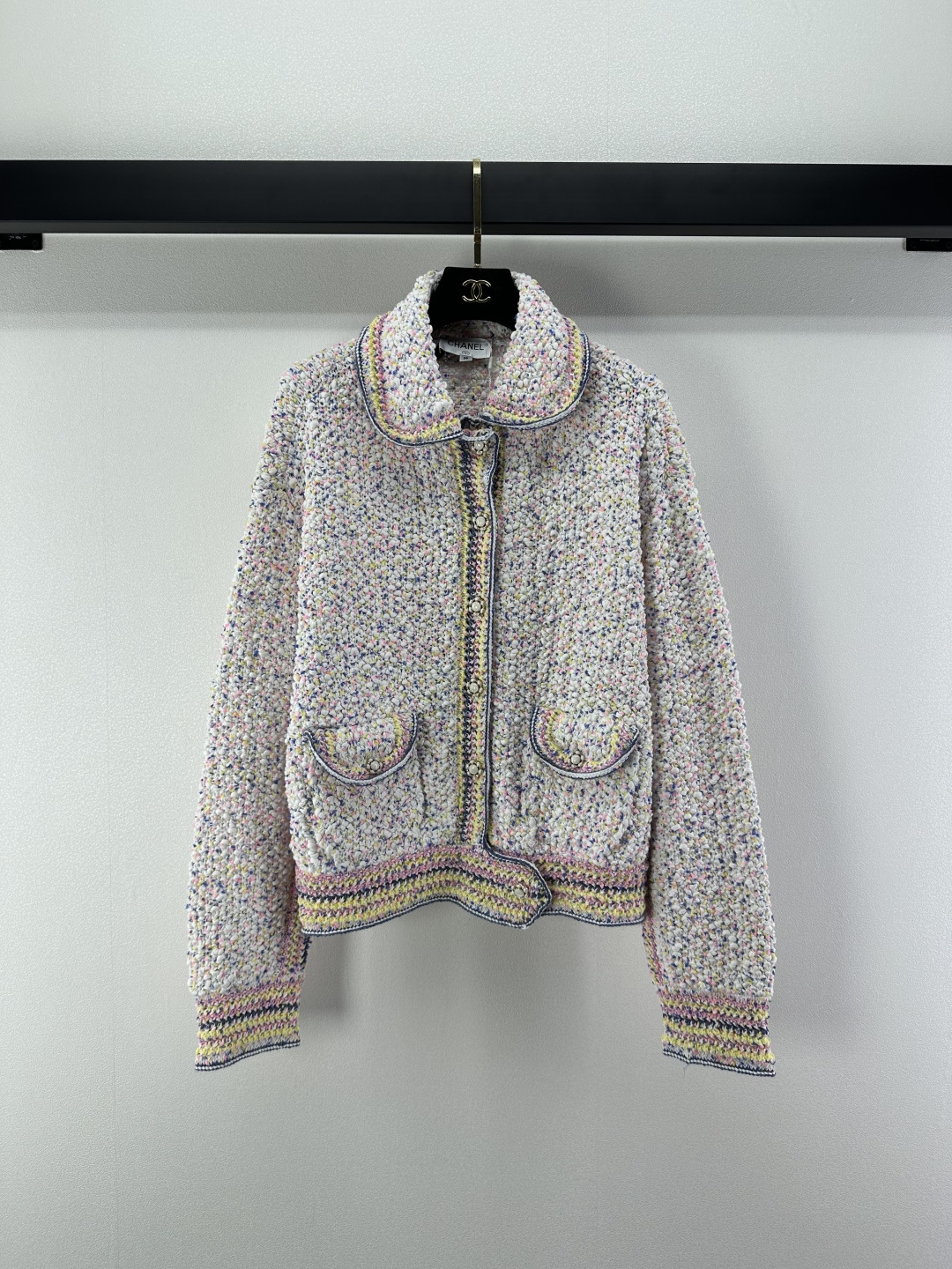 NO:500924,:1 Chane* new details New product lapel colored sweater cardigan in autumn and winter Customized YB cotton wool yarn wool yarn soft and thick soft and skin-friendly. Regular version with long-sleeved lapel cardigan tailoring. All three-dimensional colored striped edges. The color echoes the large body colored dotted thread. Combined with camellia styling closures, add layering. Fine printed letters enhance the sense of high-end. Single-wearing inner wear shows fashionable temperament. 1 color 3 codes SML, chanel, sweaters, alexander wang19860909:1 Chane*上新细节 秋冬新品翻领彩点毛衣开衫 定制YB棉毛纱线织造 软糯厚实 柔软亲肤 常规版型配合长袖翻领开衫剪裁 通体立体彩色条纹包边 色彩与大身彩色点状织线呼应 配合山茶花造型襟扣 增添层次感 精细印刻字母提升高级感 单穿内搭均显时尚气质 1色3码SML,,chanel,sweaters,alexander wang,Women's clothing