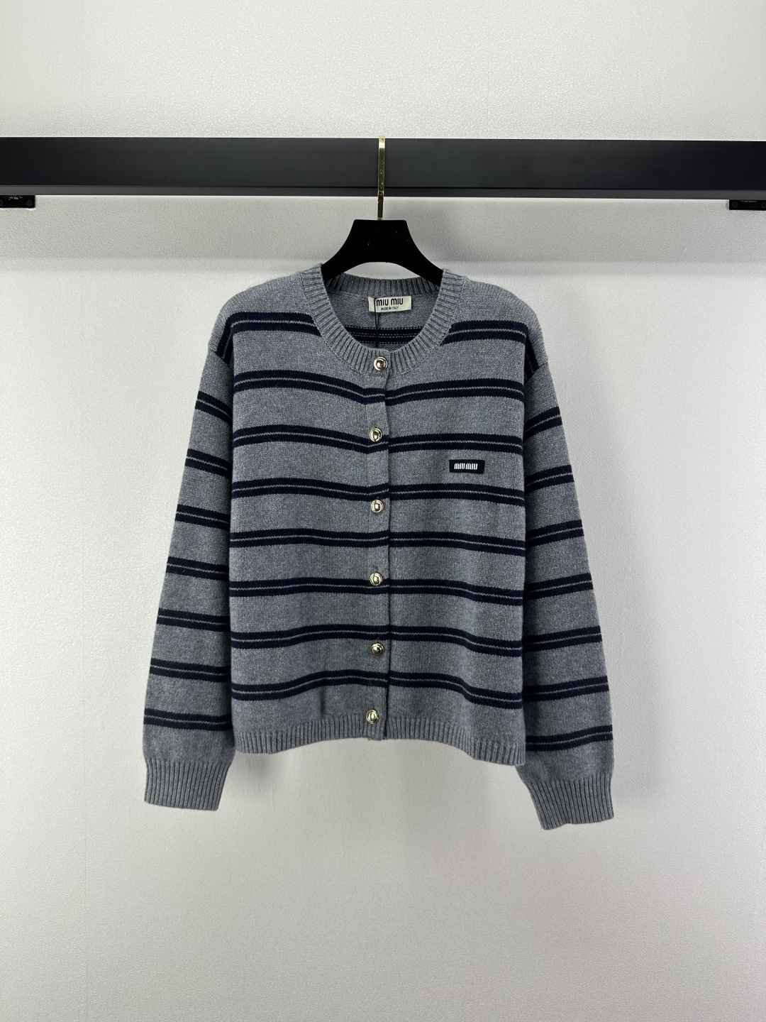 NO:500928,Miumi* new details, new round-neck striped cardigan with autumn and winter contrasting striped round-neck design, brand iconic three-dimensional logo embellishment, the upper body is very high-end and slimming, one of the essential items, 1 color and 3 codes SML,,miumiu,alexander wang19860909Miumi*上新细节 秋冬新款圆领条纹开衫 撞色条纹圆领设计 品牌标志性立体logo点缀 上身非常高级显瘦 必备单品之一 1色3码SML,,miumiu,alexander wang,Women's clothing