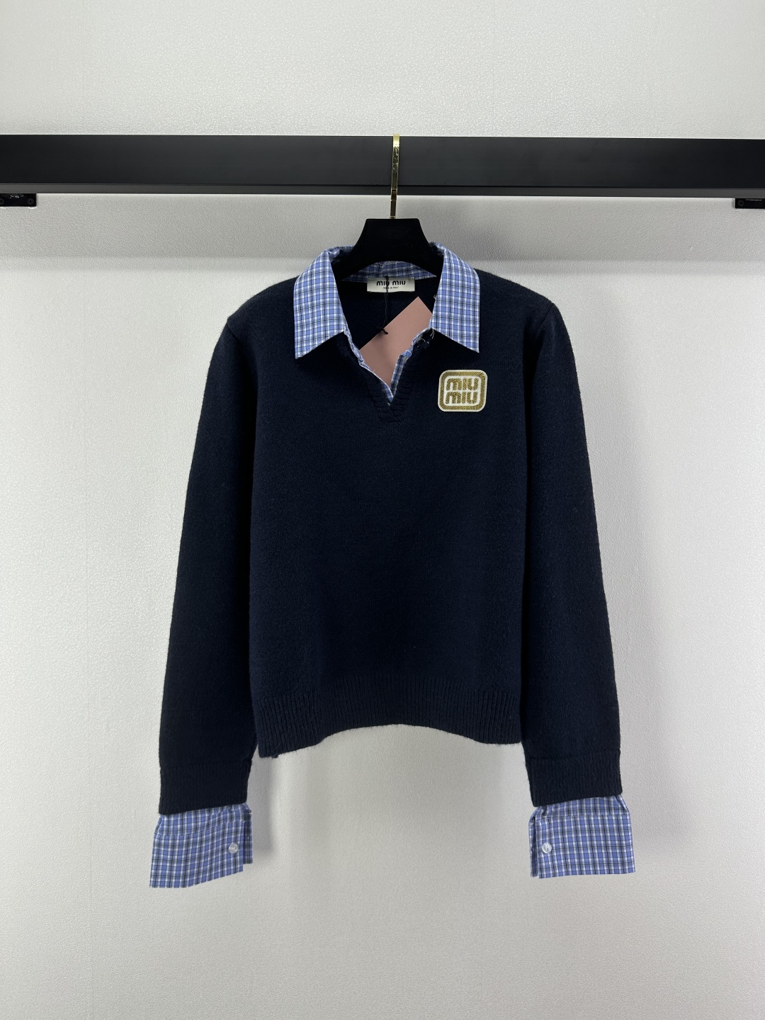 NO:500932,Miumi* new details, new Autumn lapel contrasting cardigan long sleeves, shirt collar buttons and cuffs design, logo embellishment highlights the high-end feeling of outfits, full of college style, showing a relaxed tone, the first choice for fashionable outfits in all seasons!  3 color 3 code SML, miumiu, alexander wang19860909Miumi*上新细节 秋季新款翻领撞色开衫长袖 衬衣领扣与袖口设计 徽标点缀修饰 凸显穿搭高级感 学院风满满 尽显松弛调性 四季时尚穿搭首选！ 3色3码SML,,miumiu,alexander wang,Women's clothing