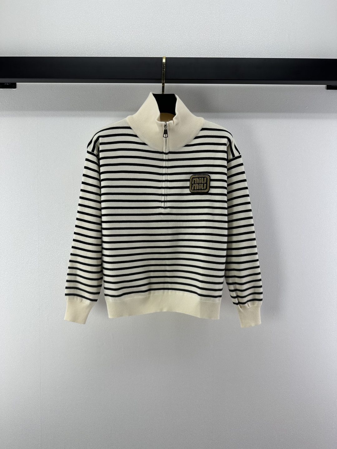 NO:500936,Miumi* new details, new autumn style half-zipper contrasting long sleeves, hardware logo medal decoration, slim on the upper body, super white skin, customized jacquard craftsmanship, low-key and luxurious! A must-have item for fashionable things unlocks all outfits! Classic items are fashionable and high-end, and the classic style is versatile and not picky! 2 colors 3 codes SML, miumiu, alexander wang19860909Miumi*上新细节 秋季新款半拉链撞色长袖 五金logo勋章修饰搭配 上身显瘦超級显肤白 定制提花工艺 低调奢华！ 时髦精必备单品解锁所有穿搭！经典单品时髦又高级 经典版型百搭不挑人！ 2色3码SML,,miumiu,alexander wang,Women's clothing