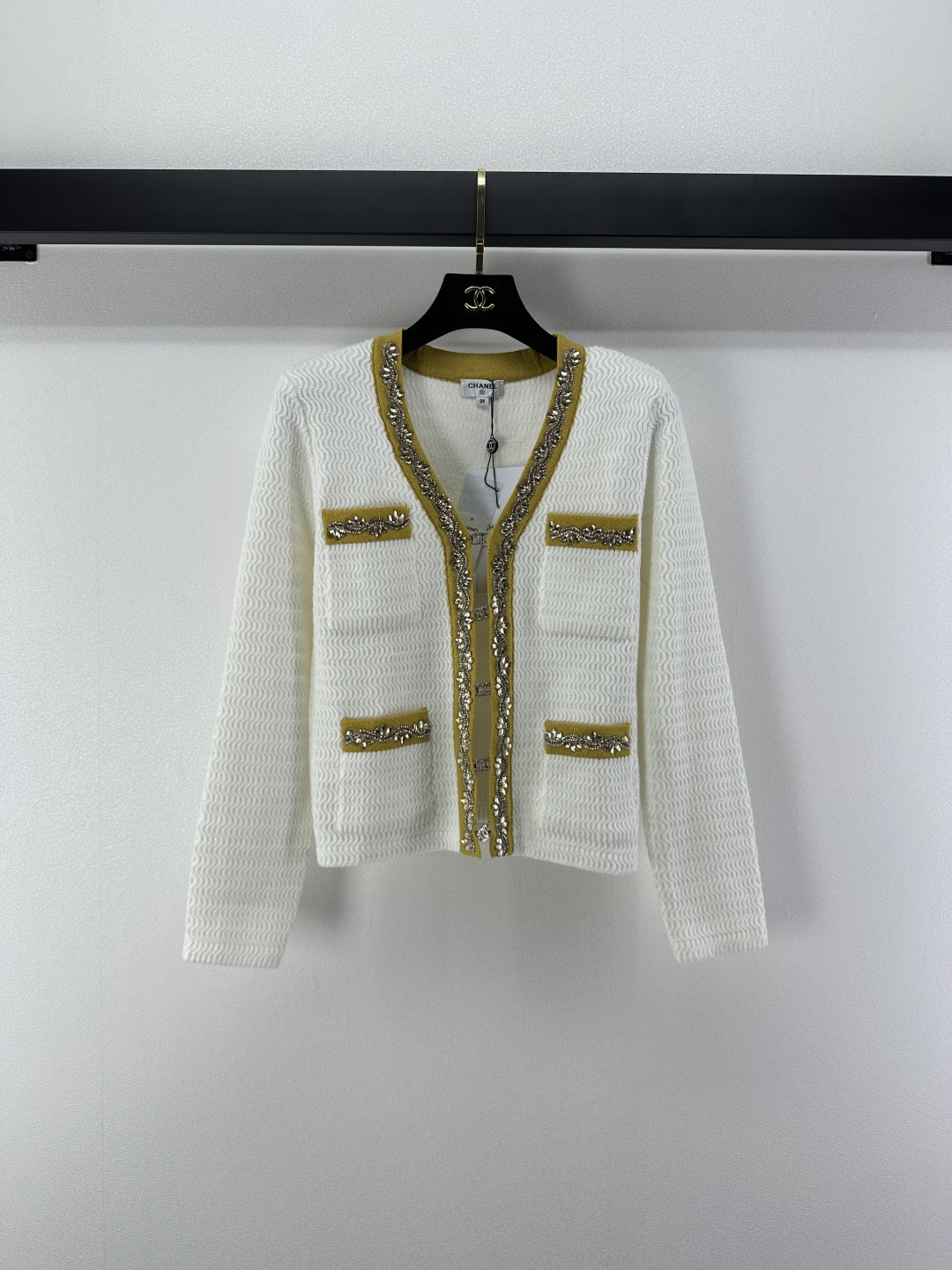 NO:500939,Chane* new details New autumn new style heavy industry beaded v-neck cardigan long sleeves Customized YB wool yarn weaving density fine knitted clear wool texture Comfortable and skin-friendly V-neck cardigan tailoring hanging button logo Heavy industry gorgeous v-neck sleeve hem thread edged elasticity front closure and pockets all have beaded decorations, staggered positioning, rich design layering, style and body shape, fashionable dressing style 2 colors 3 codes SML, chanel, alexander wang19860909Chane*上新细节 秋季新款重工钉珠v领开衫长袖 定制YB羊毛纱线织造 密度细针织造 清晰毛感肌理 舒适亲肤 V领开衫剪裁 挂扣logo重工华丽 v领袖口衣摆螺纹收边 弹性十足 前襟和口袋处 均有钉珠装饰 定位错落有致 配色丰富设计层次感 版型包容身材 穿搭风格时髦 2色3码SML,,chanel,alexander wang,Women's clothing