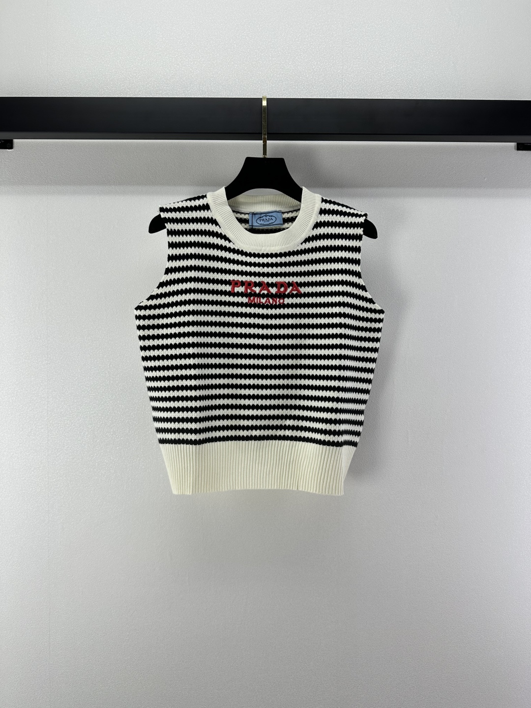 NO:501680,New details on Prad*, new striped vest for autumn, famous socialite style for autumn colors, beautiful little fairy white and rich beauty artifact!  Striped color combination hollow design, positioning letter embroidery embroidery embroidery is luxurious and high-end. It is versatile and not picky about people and is fashionable and high-end!  2 colors 3 codes SML, prada, alexander wang19860909Prad*上新细节 秋季新款条纹背心 秋日配色名媛风 绝美小仙女白富美神器！条纹配色镂空设计,定位字母刺绣缀饰奢华又高级.百搭不挑人时髦又高级！ 2色3码SML,,prada,alexander wang,Women's clothing