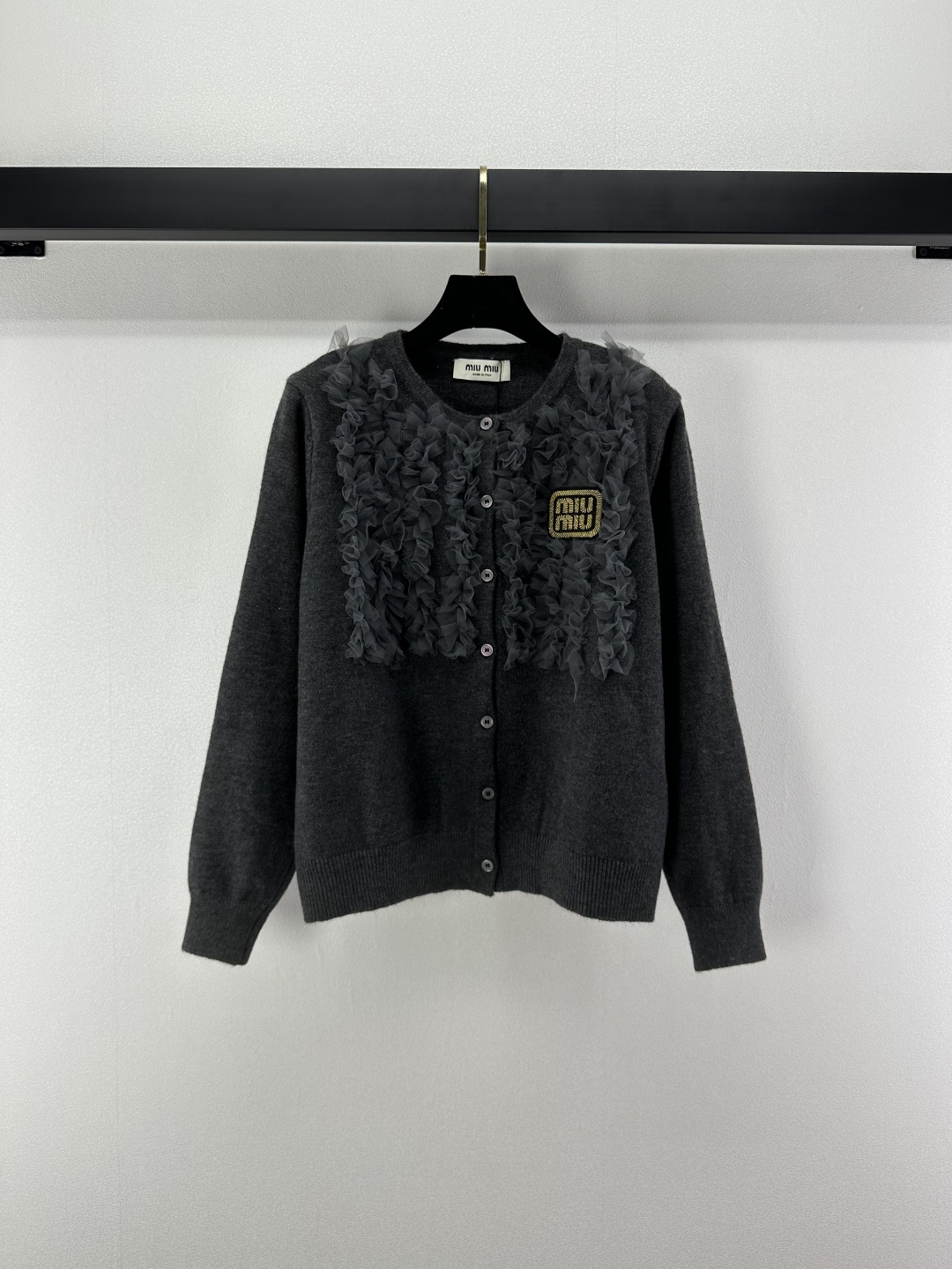 NO:501686,Miu I* new details. The new autumn lace cardigan with long sleeves on the upper body is particularly elegant. Contrasting color logo, classic, fashionable and versatile!  Age-reducing and sweet 2 colors 3 codes SML, miumiu, alexander wang19860909Miu I*上新细节 秋季新款蕾丝开衫长袖上身特别显气质 撞色款logo徽标 经典时尚百搭！减龄又甜美 2色3码SML,,miumiu,alexander wang,Women's clothing