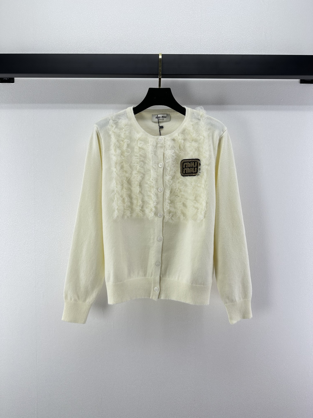 NO:501692,Chane* new details The new autumn lace cardigan with long sleeves is particularly elegant. Contrasting color logo, classic, fashionable and versatile!  Age-reducing and sweet 2 colors 3 codes SML, chanel, alexander wang19860909Chane*上新细节 秋季新款蕾丝开衫长袖上身特别显气质 撞色款logo徽标 经典时尚百搭！减龄又甜美 2色3码SML,,chanel,alexander wang,Women's clothing