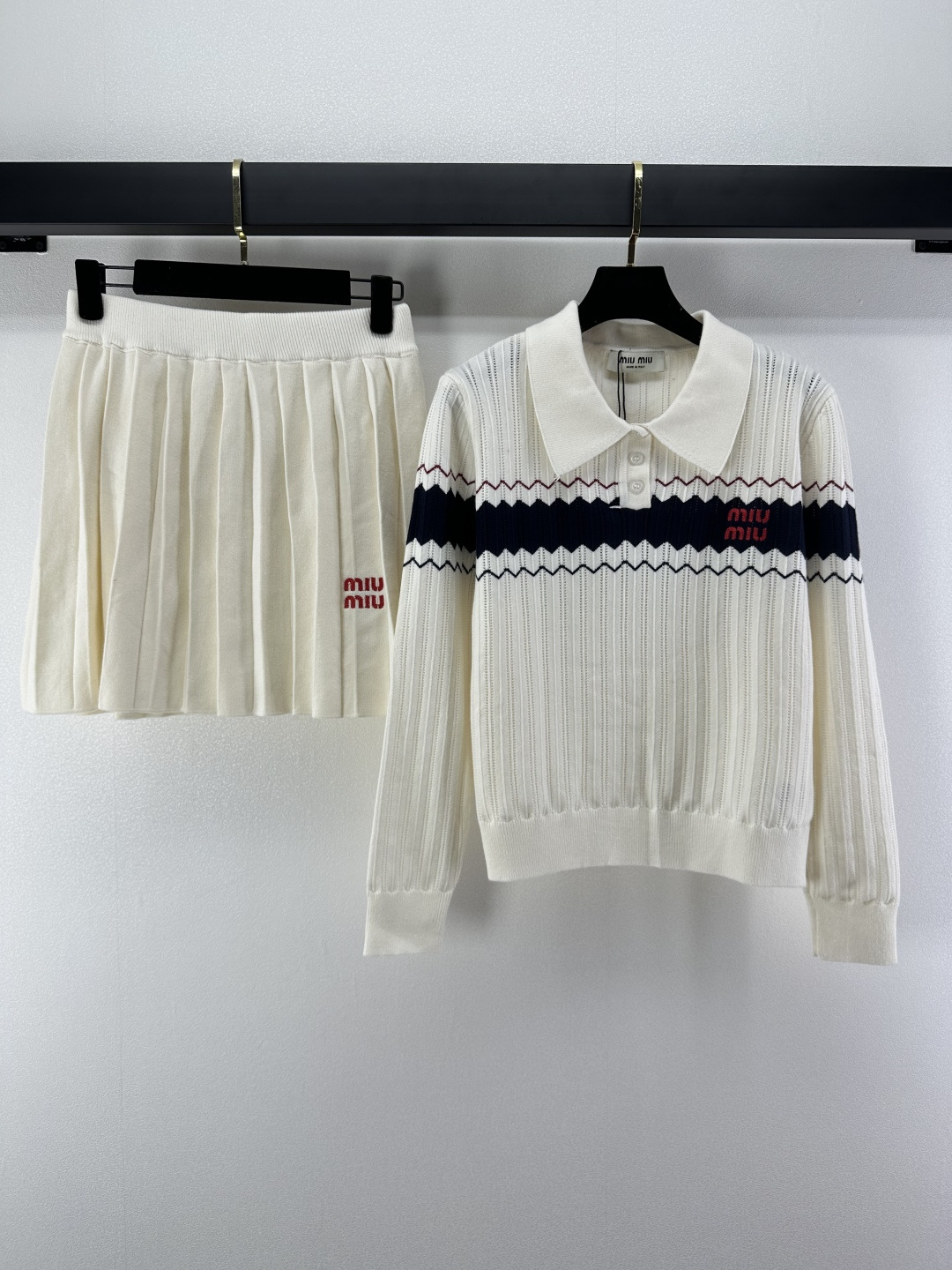 NO:501698,Miumi* new details, new knitted suits for autumn and winter, lapel contrasting wavy long-sleeved pleated skirt, classic letter embroidery logo decoration, classic fashionable daily commuting, versatile 2 colors and 3 codes SML,,miumiu, skirts, alexander wang19860909Miumi*上新细节 秋冬新款针织套装 翻领撞色波浪长袖百褶半裙 经典字母刺绣logo装饰 经典时髦日常通勤百搭 2色3码SML,,miumiu,skirts,alexander wang,Women's clothing