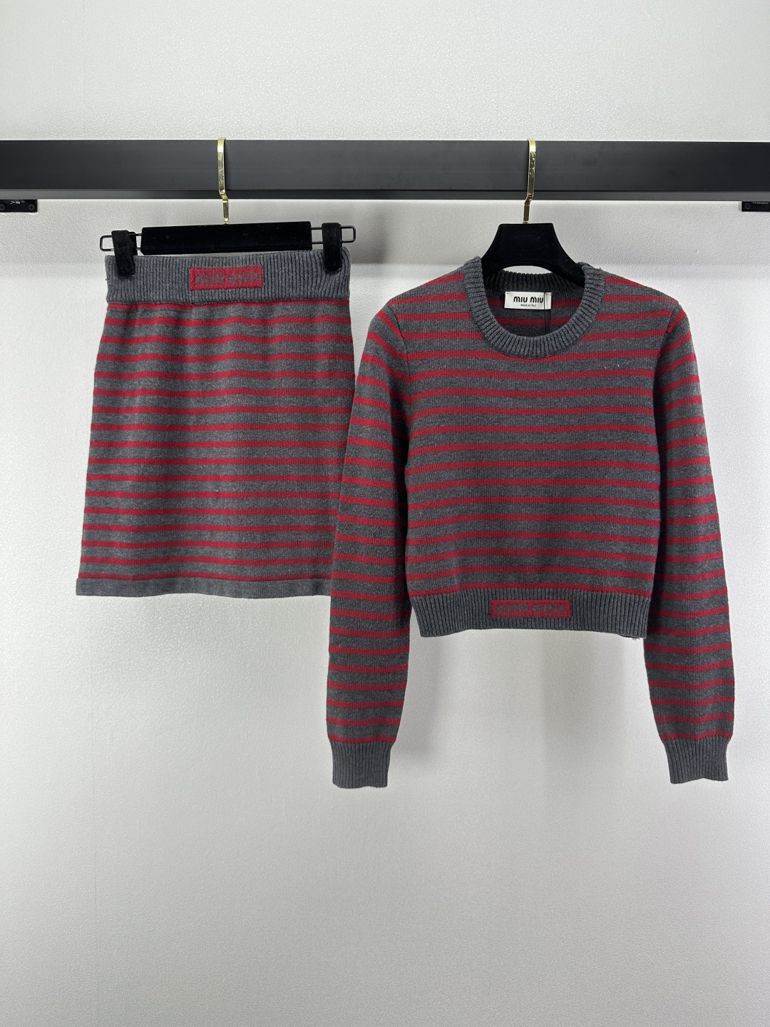 NO:501704,MiuMi* new details The new sweet and cool girl in autumn and winter must be included in the age-reducing temperament striped suit!  Tag jacquard letter logo with long sleeves + skirt, huge upper body makes you look slim!  The style is not picky. 2 colors and 3 codes SML, miumiu, skirts, alexander wang19860909MiuMi*上新细节 秋冬新款甜酷少女必入减龄气质条纹套装！标签提花字母logo长袖+半裙 上身巨显瘦！版型不挑人. 2色3码SML,,miumiu,skirts,alexander wang,Women's clothing