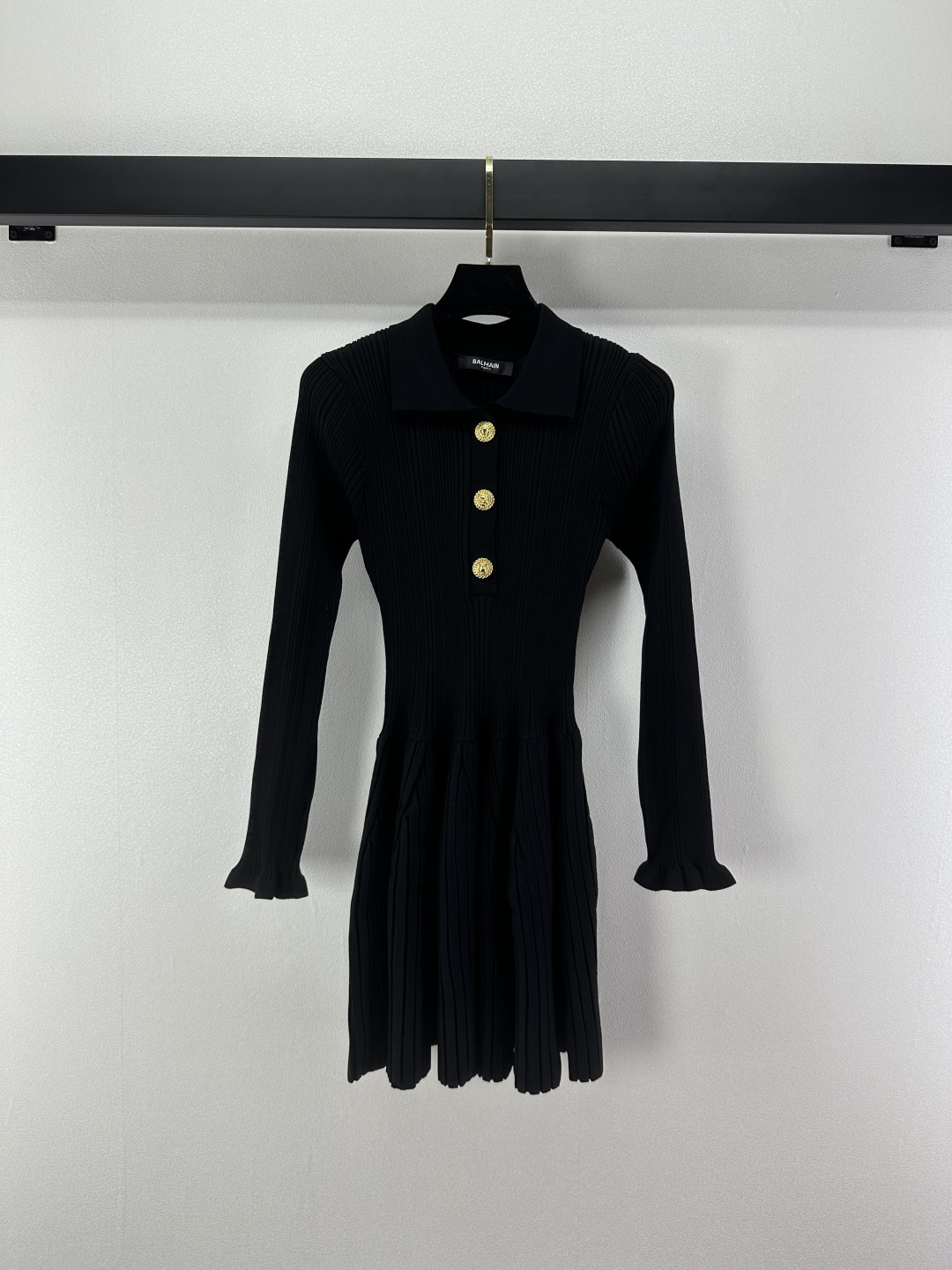 NO:501709,Balmai* New Details New Lapel Long Sleeve Skirt for Fall!  Slim design is versatile and age-reducing and fashionable!  Customized Tennis yarn has a delicate and comfortable texture!  With a waist-tight pleated hem, the dressing style of a famous girl is not picky about others and looks slim with her upper body!  3 color 3 code SML, balmain, skirts, alexander wang19860909Balmai* 上新细节 秋季新款翻领长袖裙！修身设计百搭减龄又时髦！定制天丝纱线质感细腻舒适！收腰百褶下摆,名媛少女穿搭版型不挑人上身巨显瘦！ 3色3码SML,,balmain,skirts,alexander wang,Women's clothing